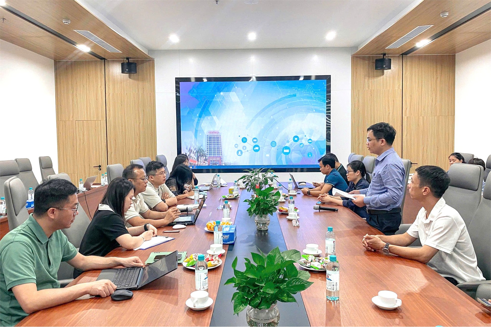 Khoa Tự động hóa, Trường Điện- Điện tử, Đại học Công Nghiệp Hà Nội thăm và làm việc tại Công ty TNHH Sunny Opotech Việt Nam