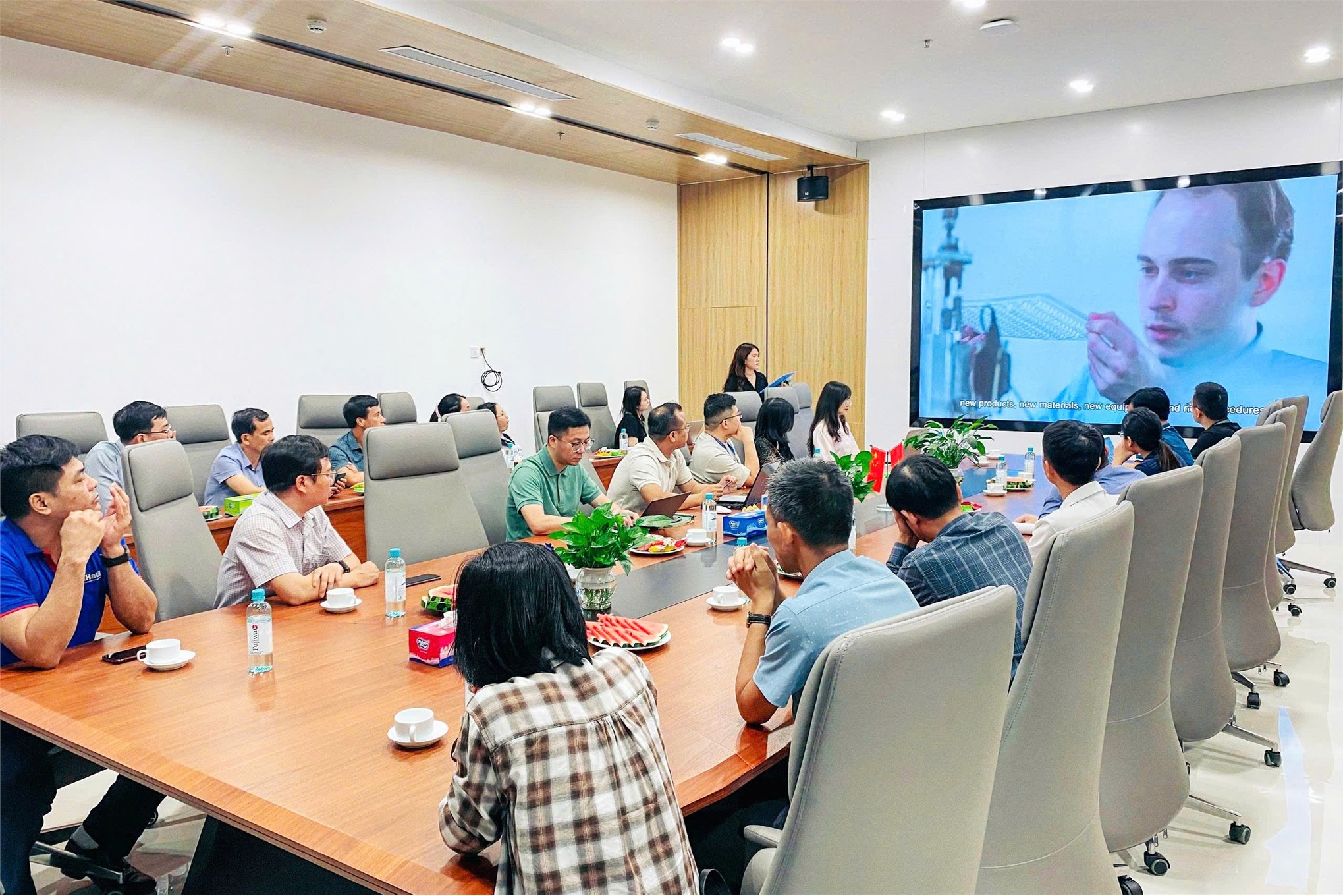 Khoa Tự động hóa, Trường Điện- Điện tử, Đại học Công Nghiệp Hà Nội thăm và làm việc tại Công ty TNHH Sunny Opotech Việt Nam