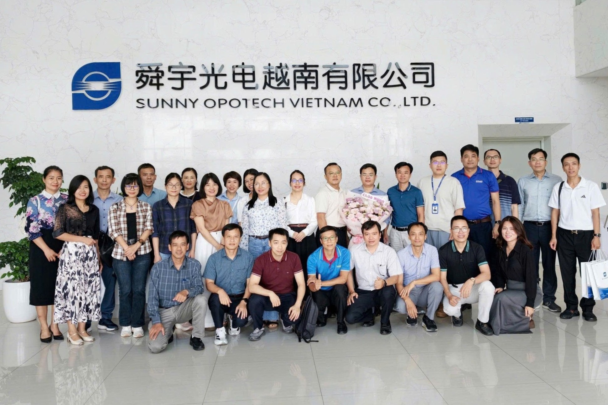 Khoa Tự động hóa, Trường Điện- Điện tử, Đại học Công Nghiệp Hà Nội thăm và làm việc tại Công ty TNHH Sunny Opotech Việt Nam