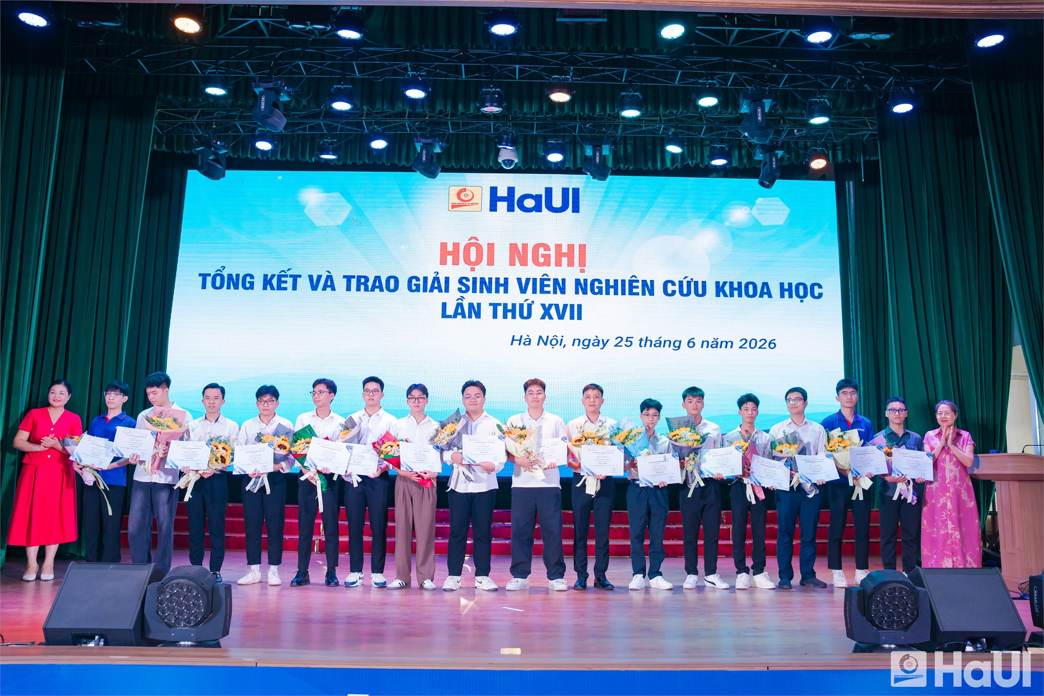 Sinh viên Trường Điện – Điện tử đạt 86 giải thưởng tại Hội nghị Sinh viên nghiên cứu khoa học lần thứ XVII