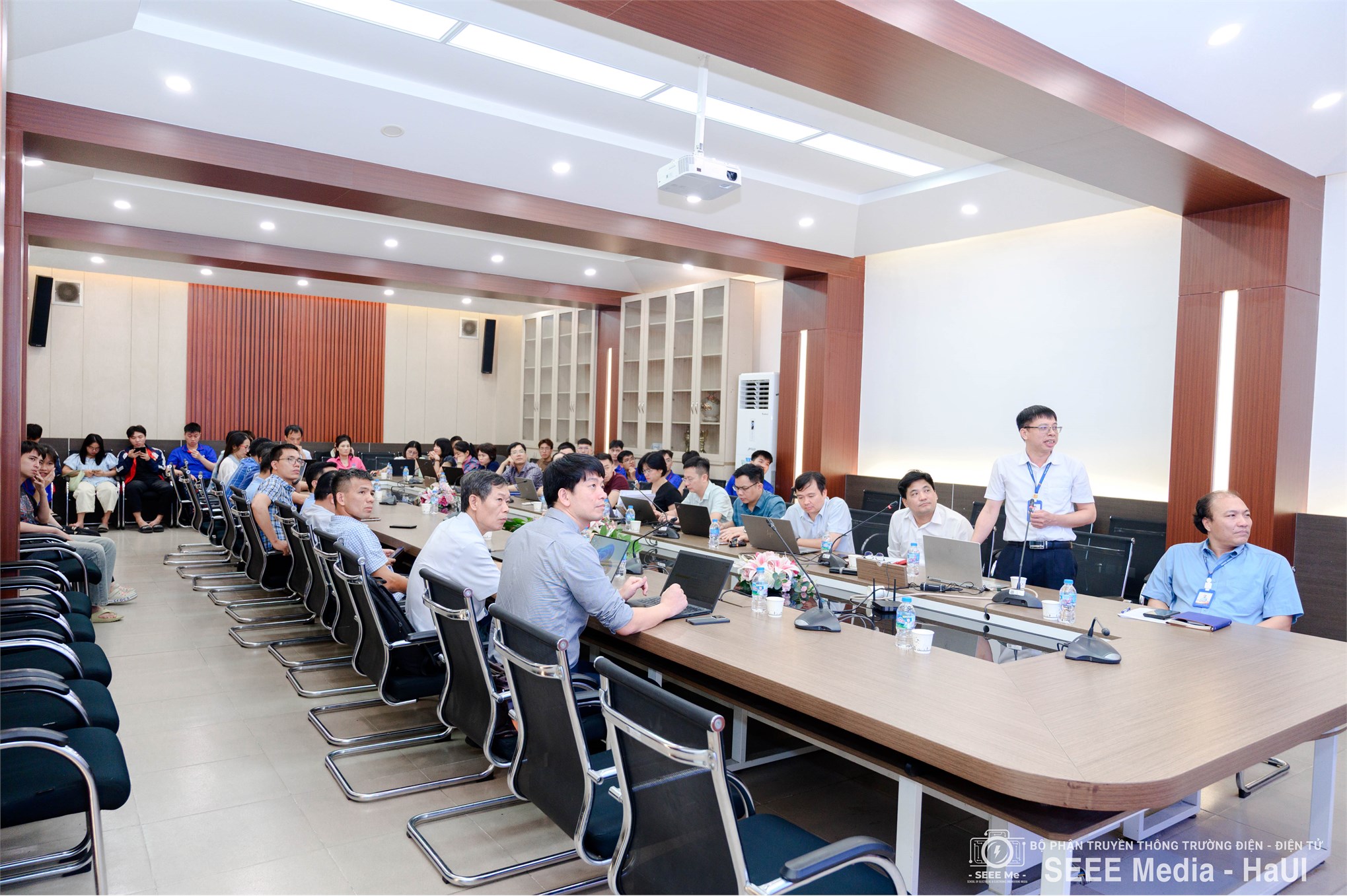 Trường Điện – Điện tử tổ chức Hội thảo `Thiết kế hệ thống điện tử công suất lớn và những thành tựu của Khoa Tự động hóa`