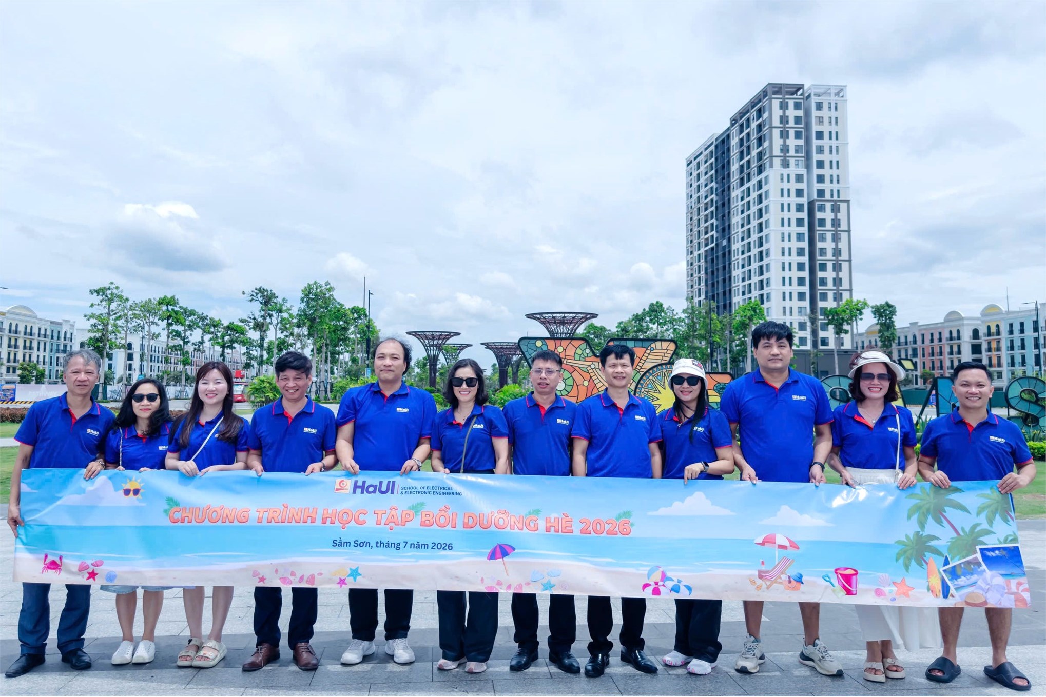 Trường Điện – Điện tử tổ chức thành công chương trình tham quan, học tập bồi dưỡng hè 2026 – tăng cường gắn kết và phát triển đội ngũ