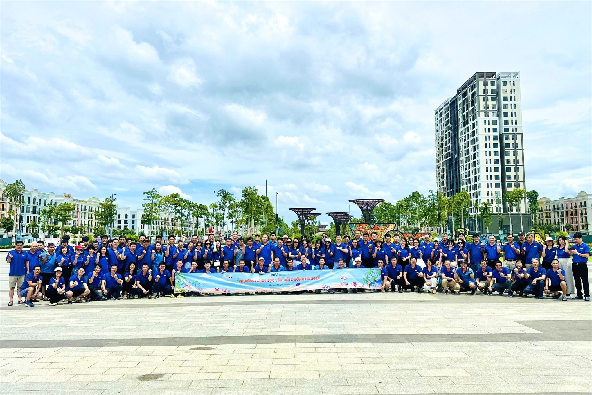 Trường Điện – Điện tử tổ chức thành công chương trình tham quan, học tập bồi dưỡng hè 2026 – tăng cường gắn kết và phát triển đội ngũ