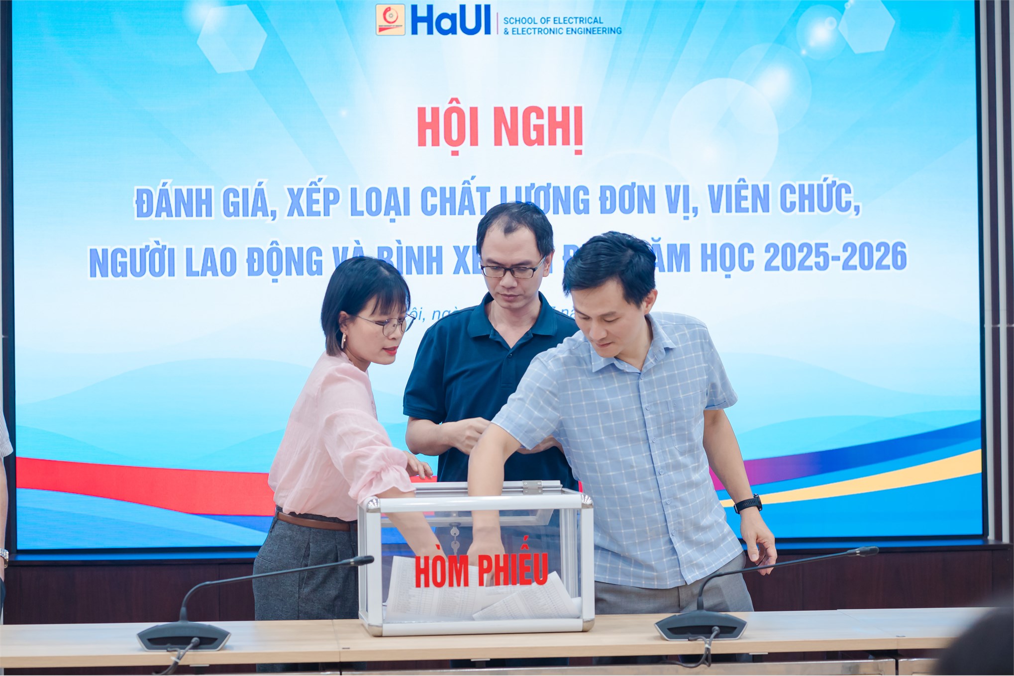 Trường Điện – Điện tử tổ chức hội nghị đánh giá, xếp loại viên chức, người lao động và bình xét thi đua năm học 2025–2026