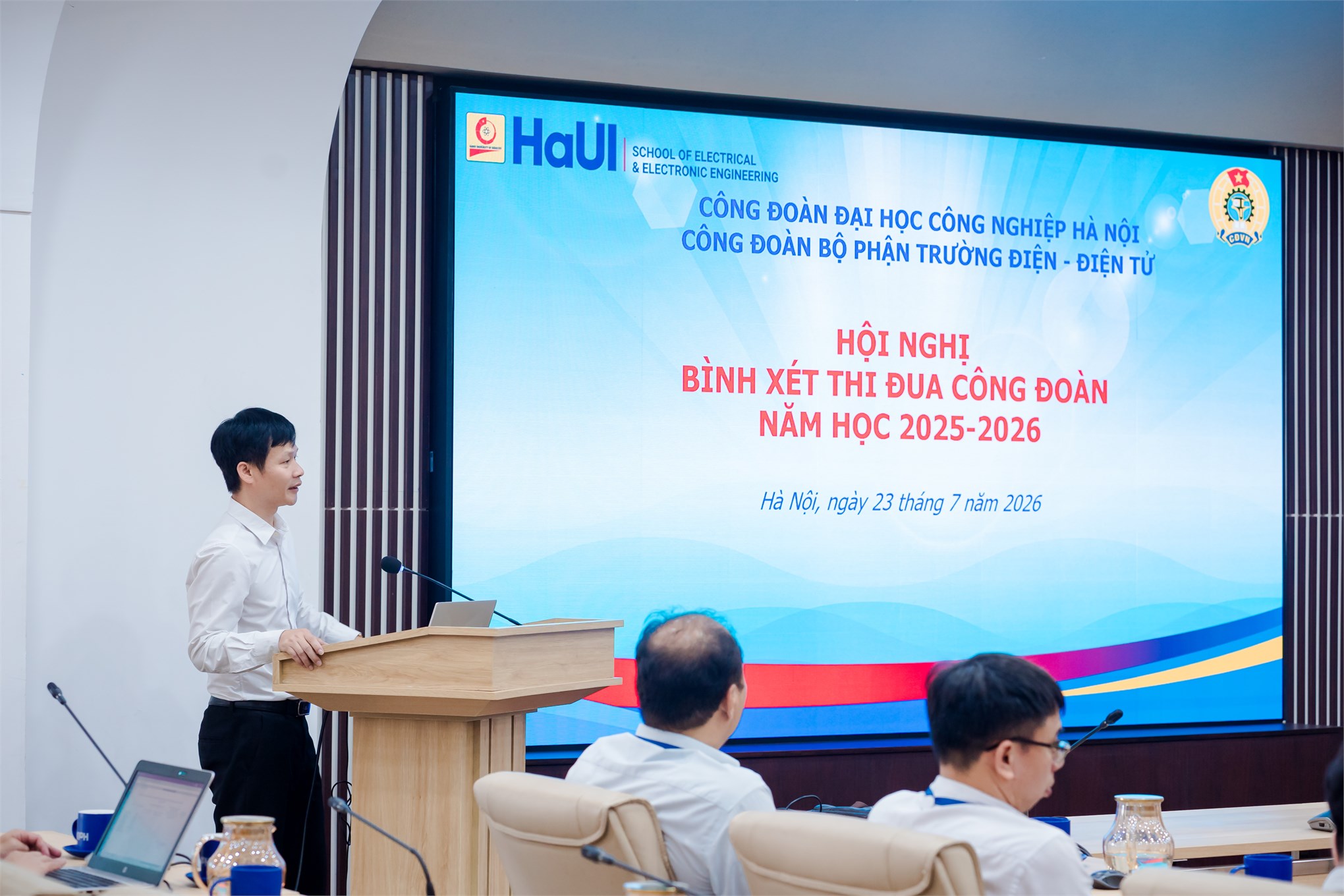 Trường Điện – Điện tử tổ chức hội nghị đánh giá, xếp loại viên chức, người lao động và bình xét thi đua năm học 2025–2026