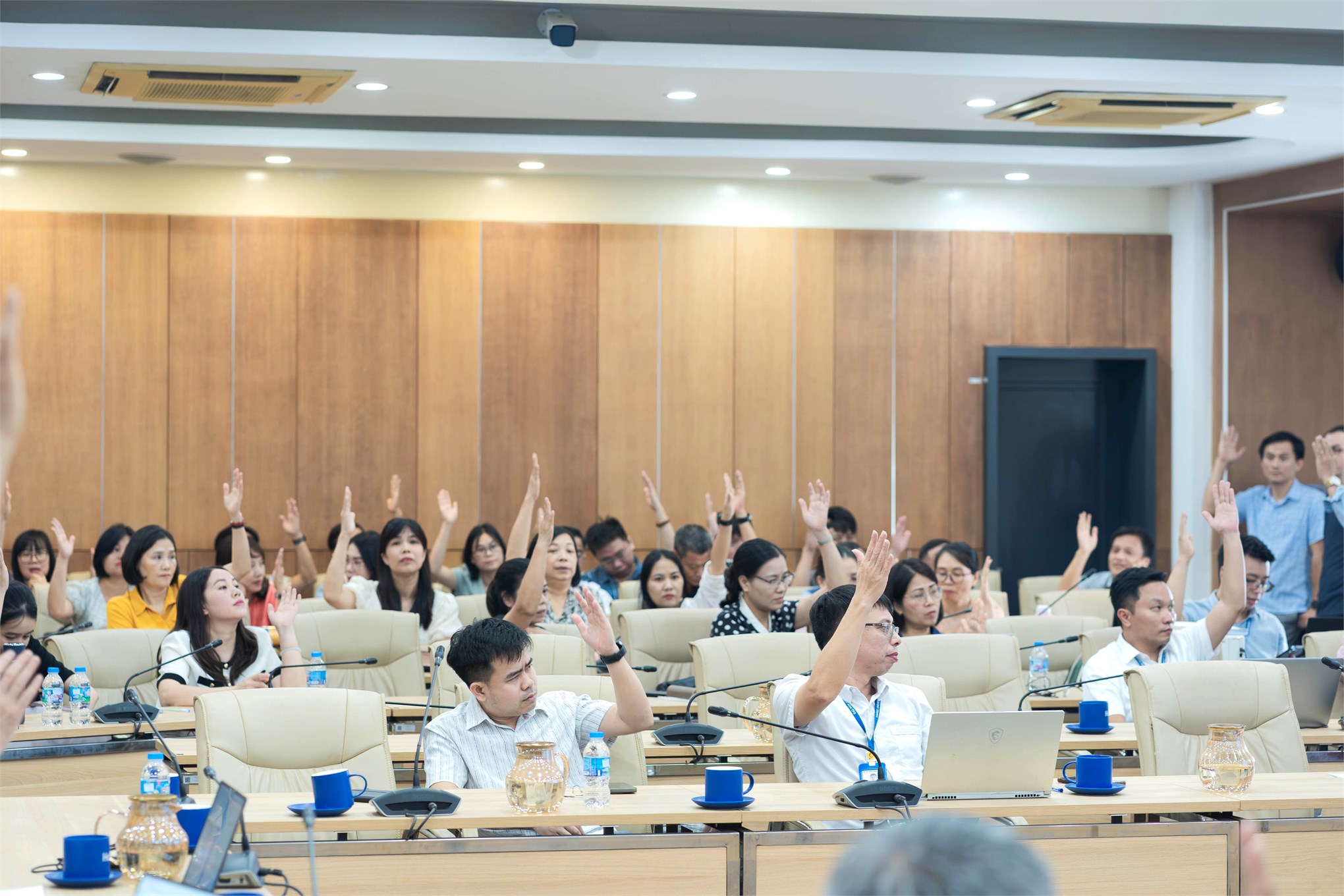Trường Điện – Điện tử tổ chức hội nghị đánh giá, xếp loại viên chức, người lao động và bình xét thi đua năm học 2025–2026