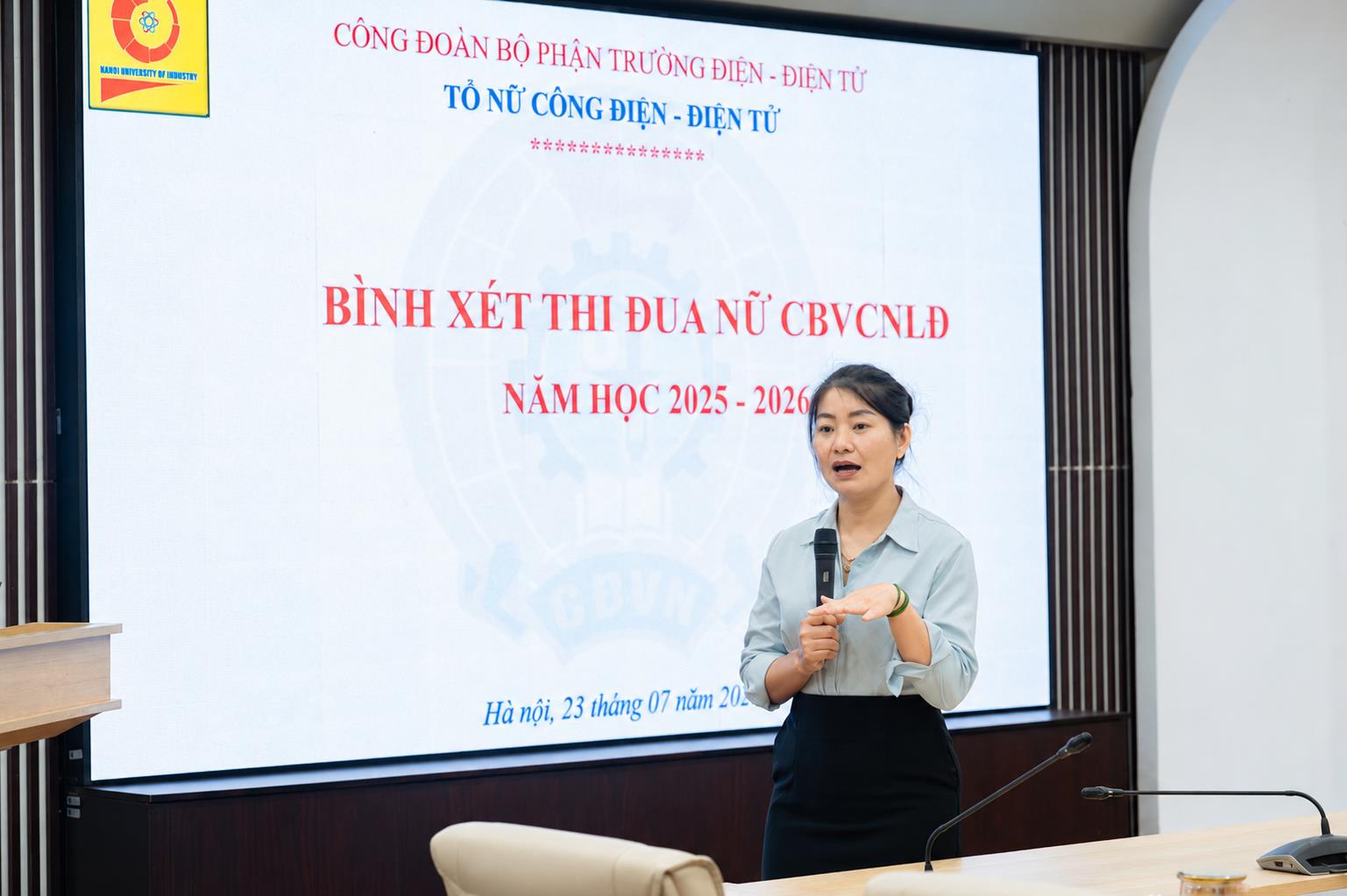 Trường Điện – Điện tử tổ chức hội nghị đánh giá, xếp loại viên chức, người lao động và bình xét thi đua năm học 2025–2026