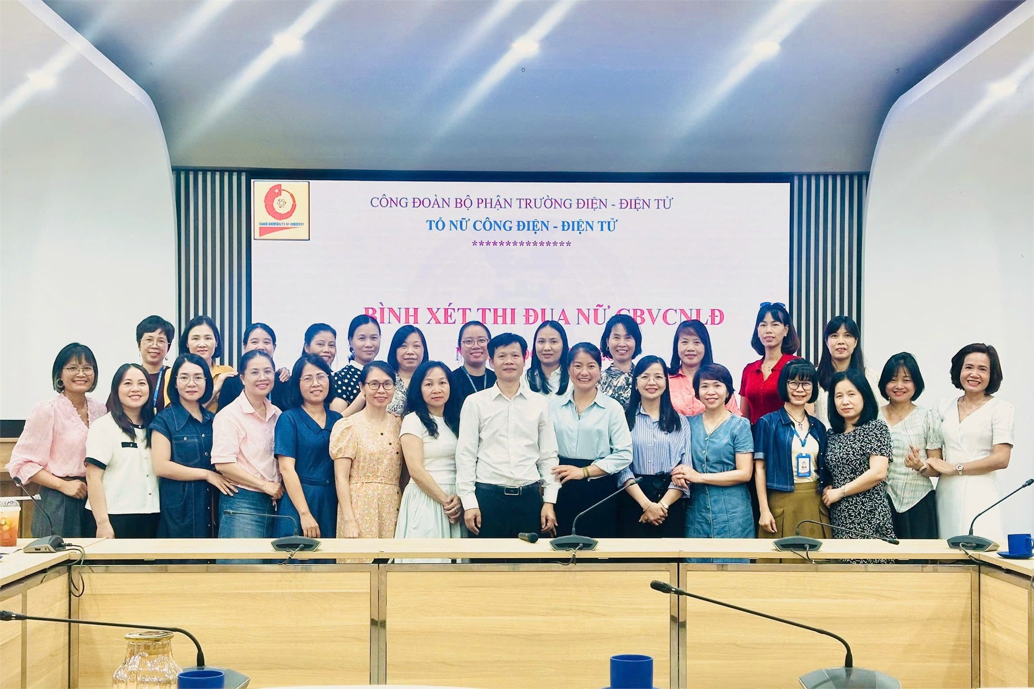 Trường Điện – Điện tử tổ chức hội nghị đánh giá, xếp loại viên chức, người lao động và bình xét thi đua năm học 2025–2026