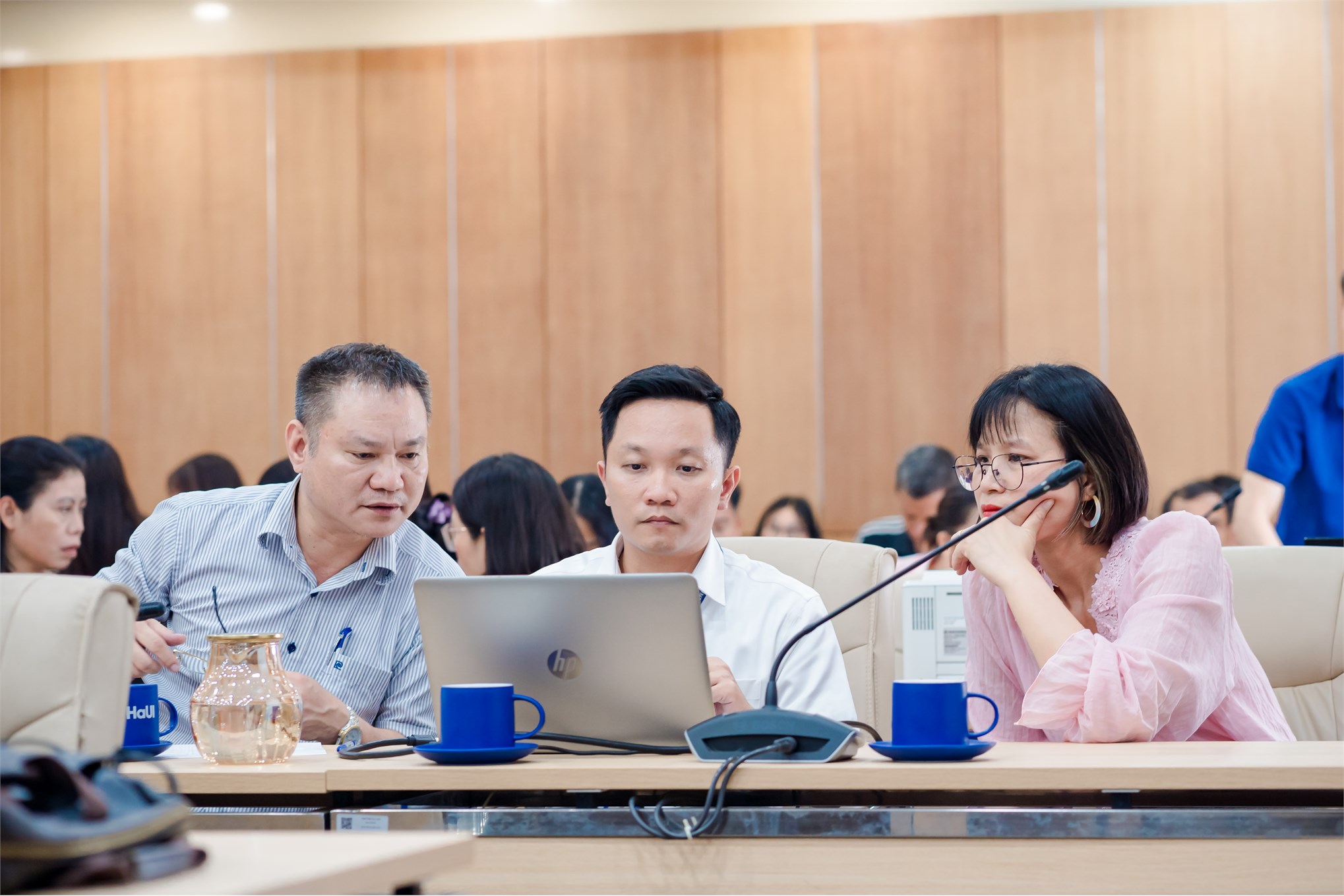Trường Điện – Điện tử tổ chức hội nghị đánh giá, xếp loại viên chức, người lao động và bình xét thi đua năm học 2025–2026