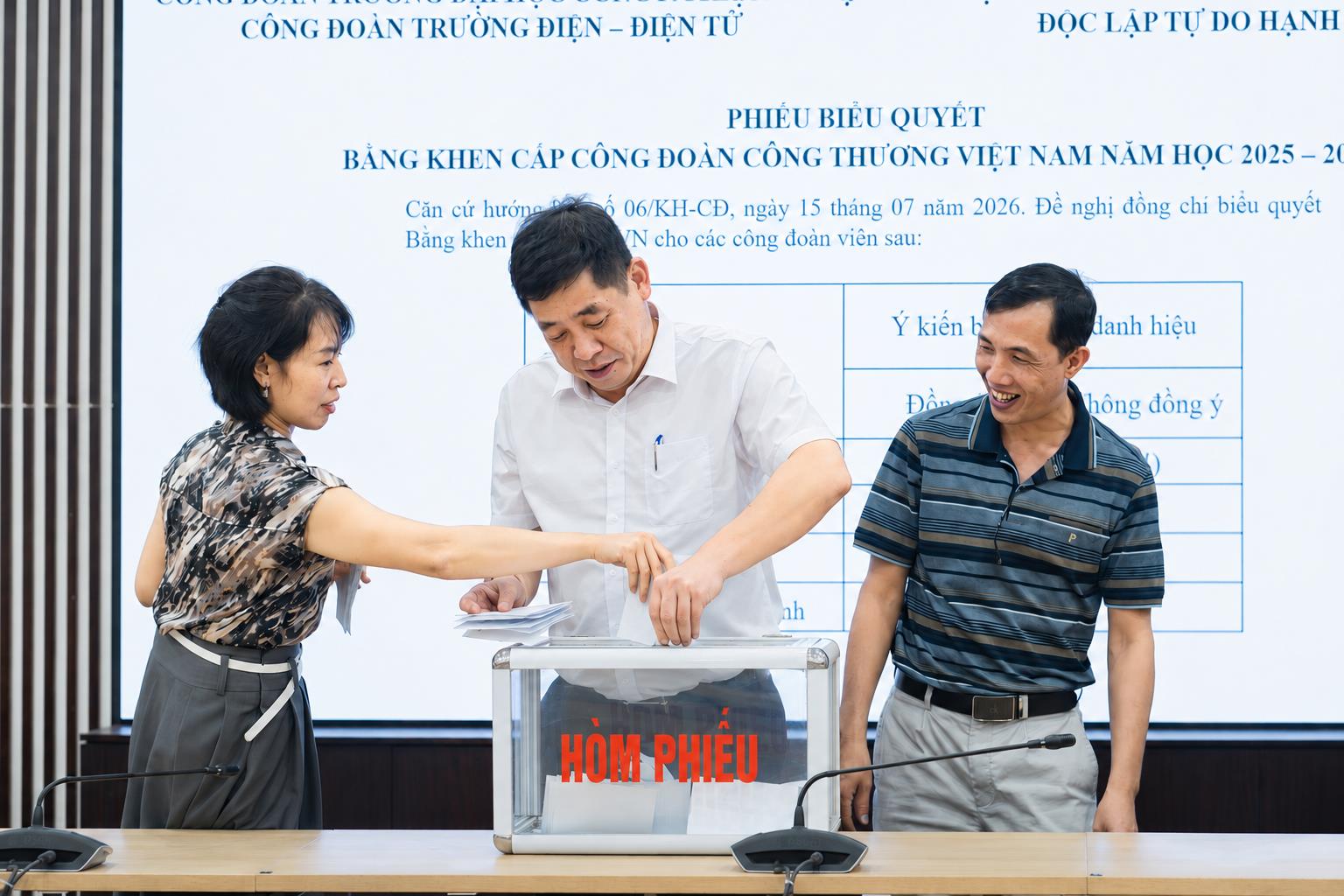 Trường Điện – Điện tử tổ chức hội nghị đánh giá, xếp loại viên chức, người lao động và bình xét thi đua năm học 2025–2026
