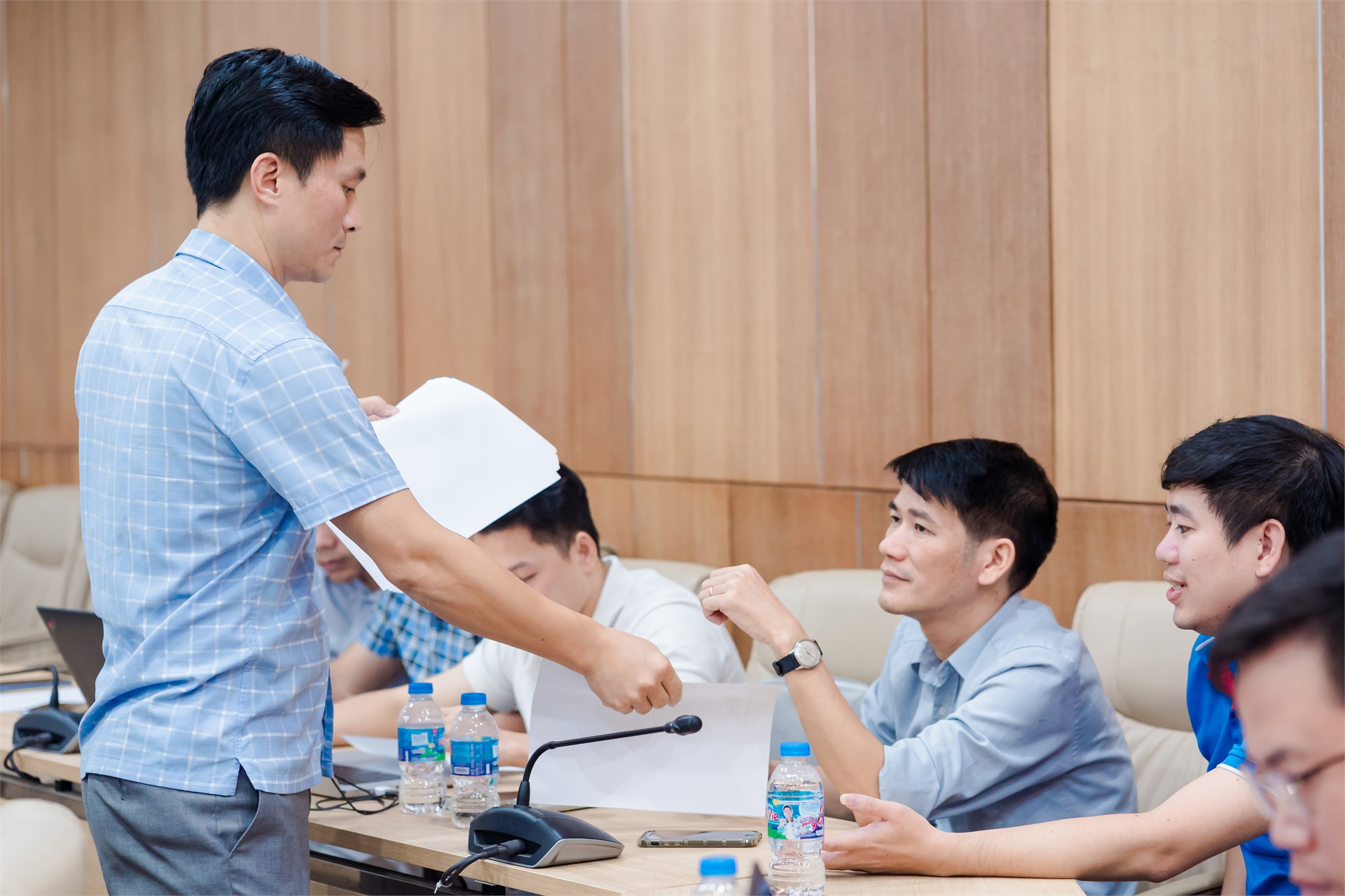 Trường Điện – Điện tử tổ chức hội nghị đánh giá, xếp loại viên chức, người lao động và bình xét thi đua năm học 2025–2026