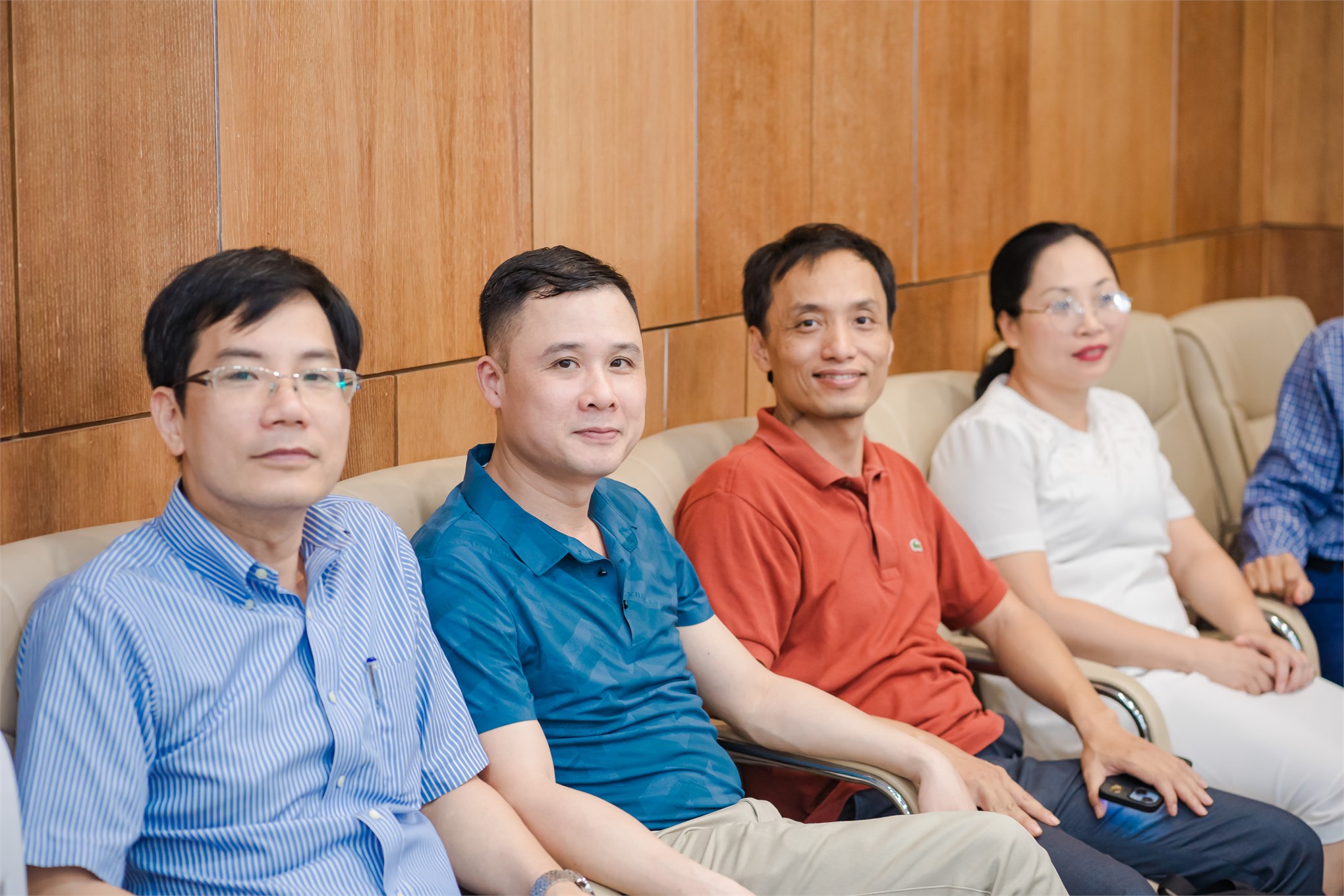 Trường Điện – Điện tử tổ chức hội nghị đánh giá, xếp loại viên chức, người lao động và bình xét thi đua năm học 2025–2026