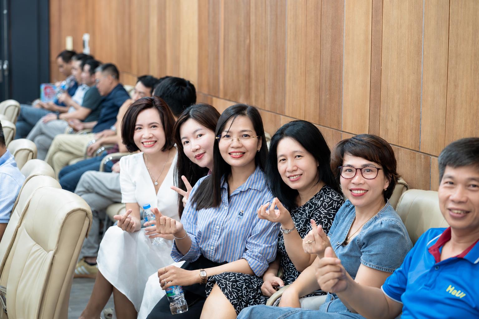 Trường Điện – Điện tử tổ chức hội nghị đánh giá, xếp loại viên chức, người lao động và bình xét thi đua năm học 2025–2026