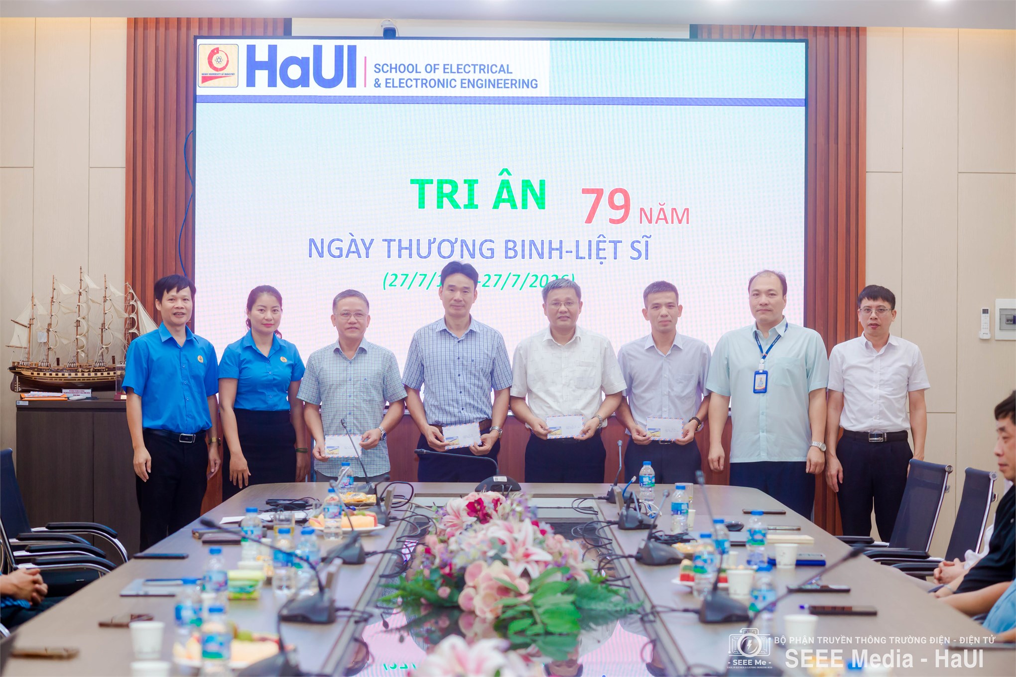 Lan tỏa truyền thống `Uống nước nhớ nguồn` – Trường Điện – Điện tử tri ân các gia đình thương binh, liệt sĩ là thân nhân của viên chức, người lao động nhân dịp 27/7