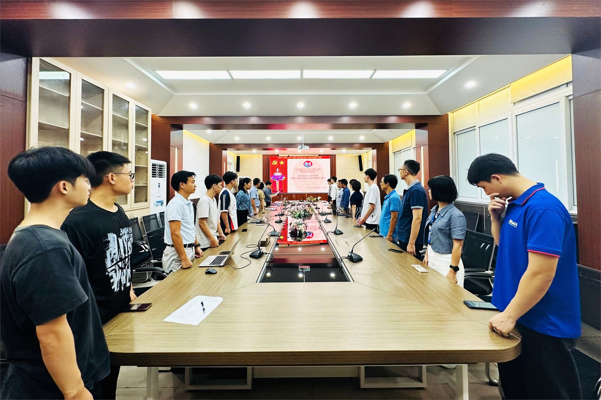 Chi bộ Điện – Điện tử 4 kết nạp hai đảng viên mới