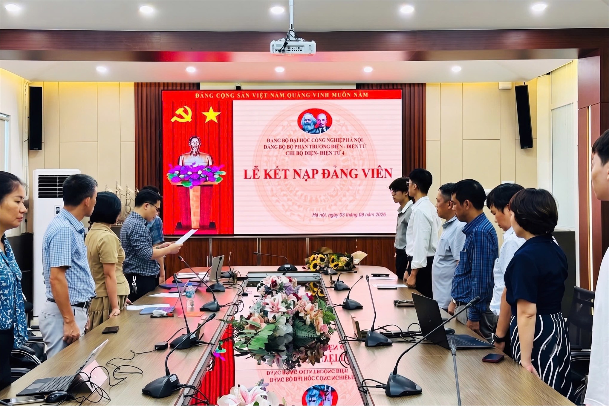 Chi bộ Điện – Điện tử 4 kết nạp hai đảng viên mới
