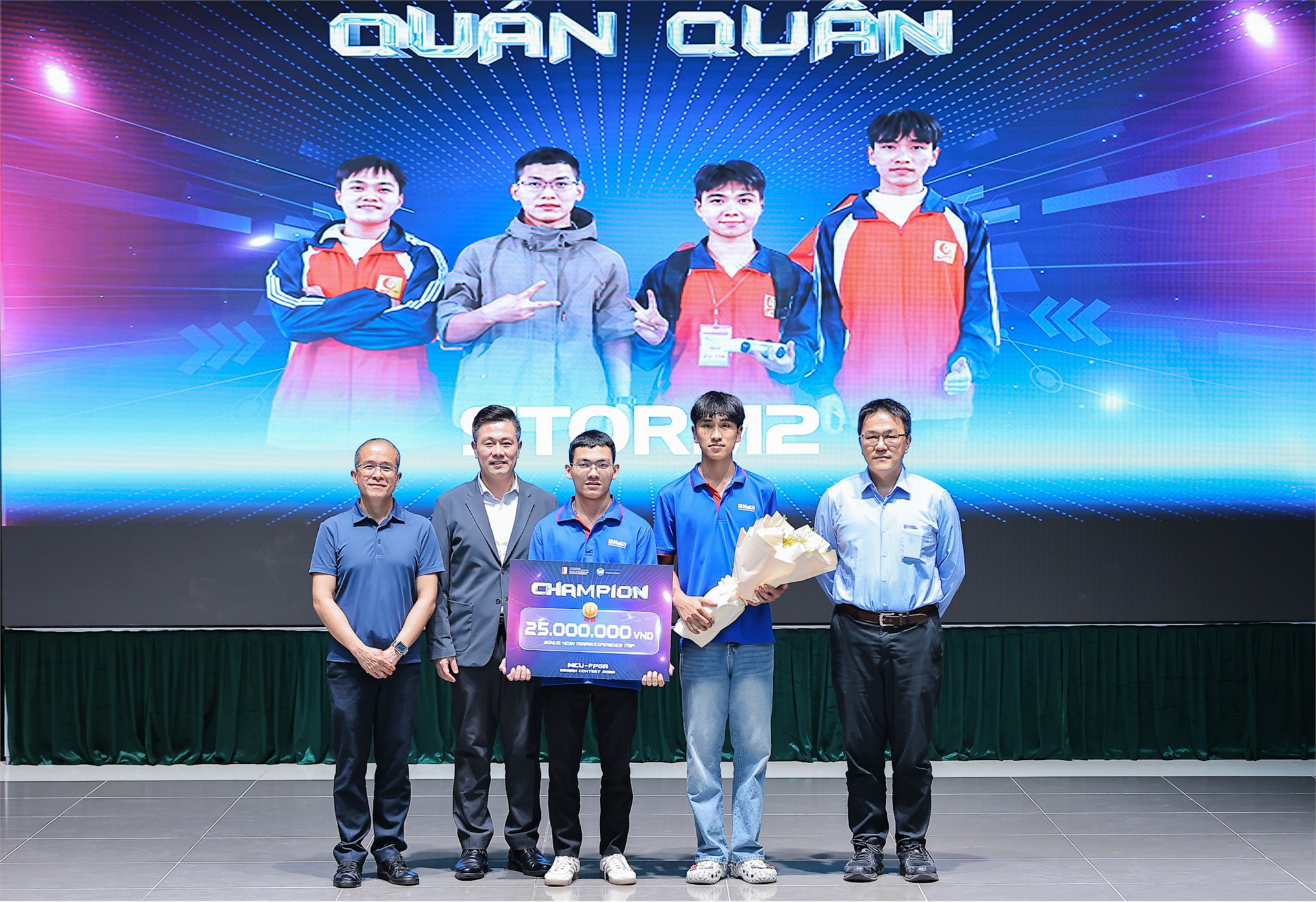 Sinh viên Trường Điện – Điện tử xuất sắc giành giải Nhất Cuộc thi Thiết kế MCU - FPGA Hà Nội 2026