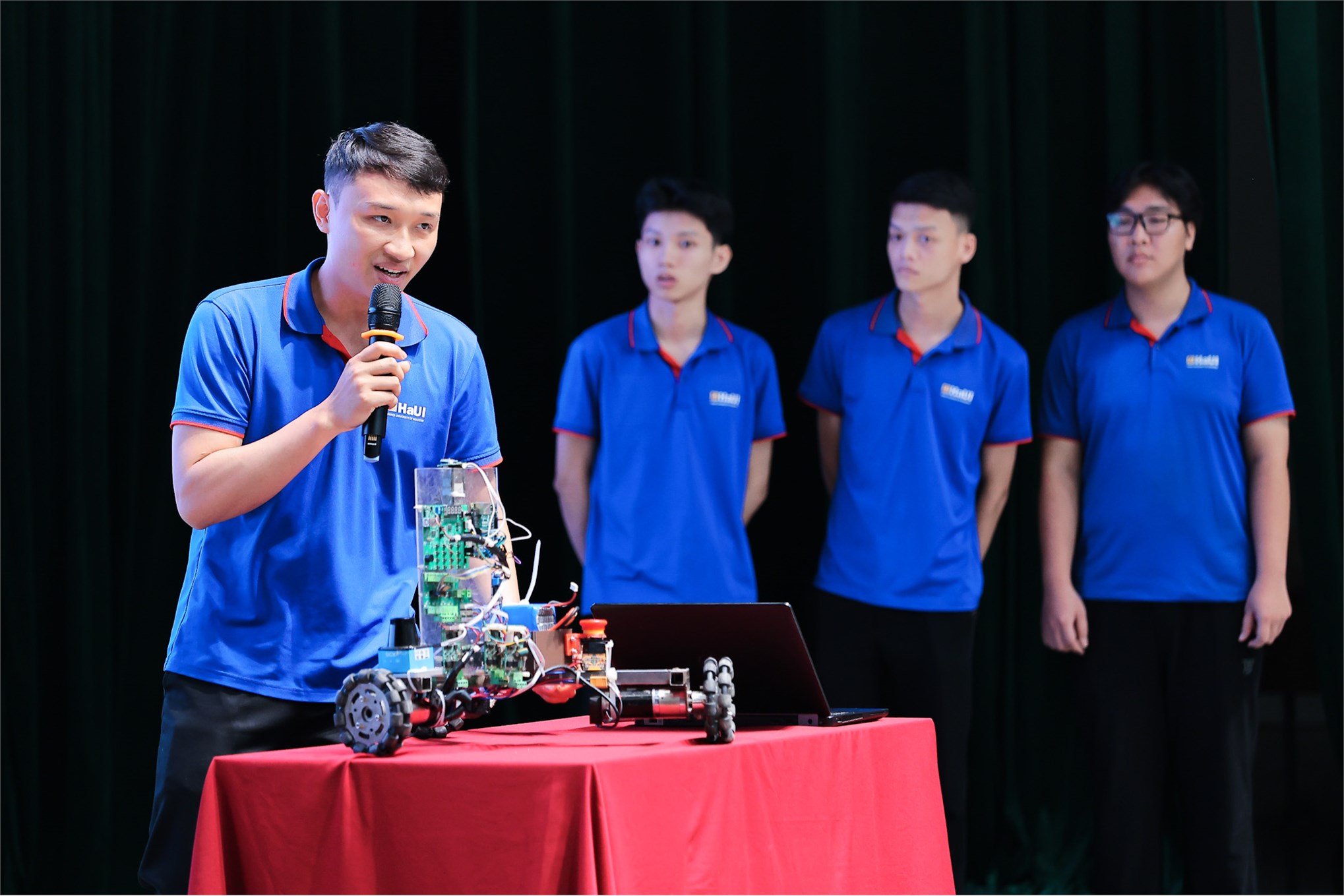 Sinh viên Trường Điện – Điện tử xuất sắc giành giải Nhất Cuộc thi Thiết kế MCU - FPGA Hà Nội 2026