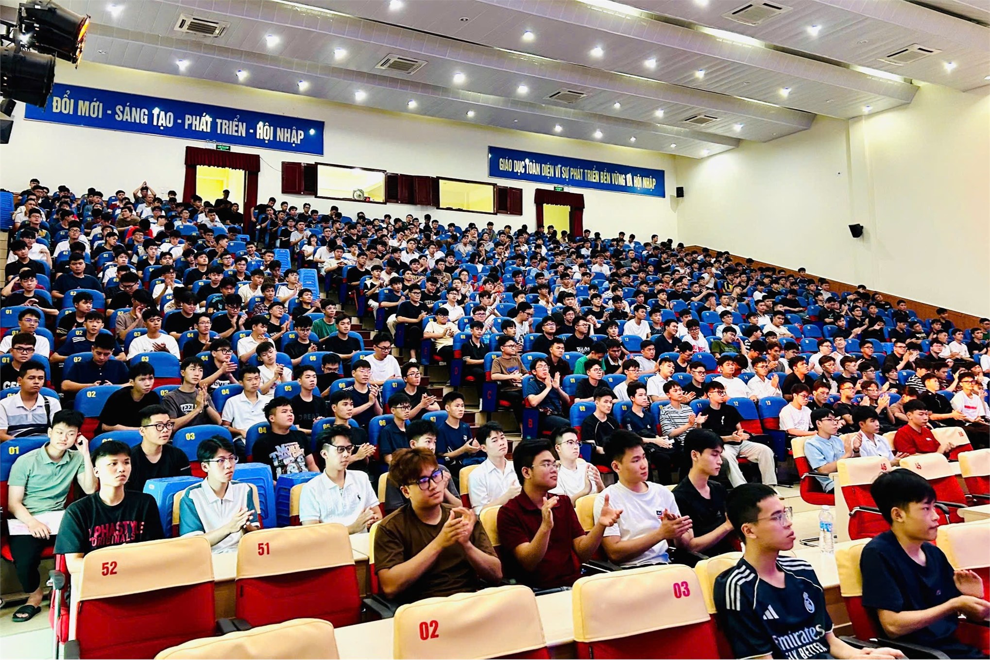 Chào đón tân sinh viên K21 – Khởi đầu hành trình mới tại Trường Điện – Điện tử