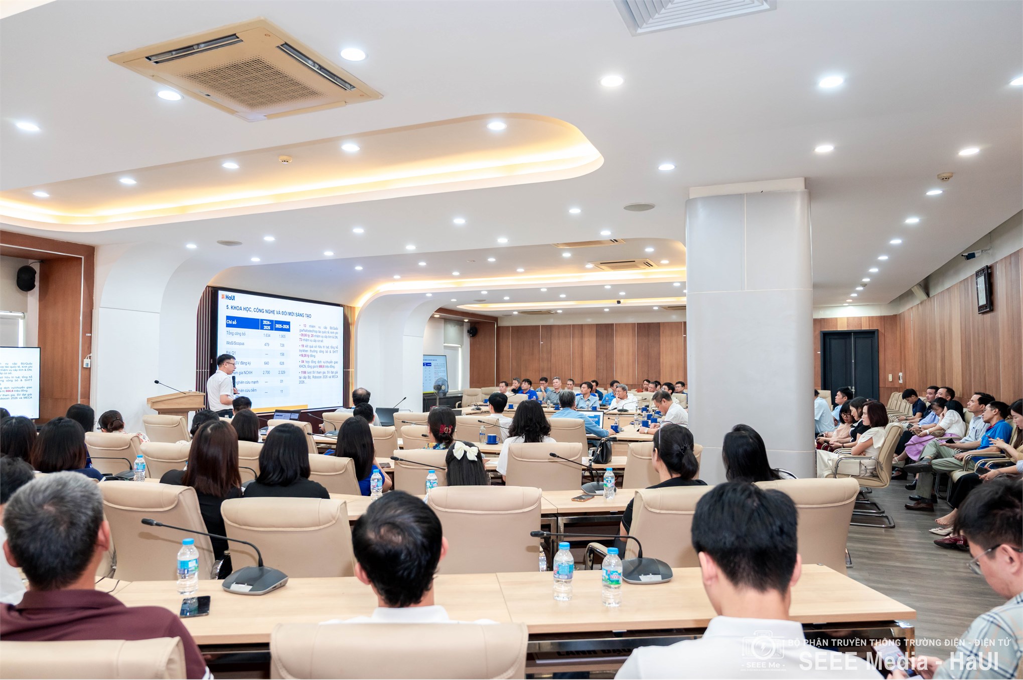 Trường Điện - Điện tử tổ chức Hội nghị viên chức, người lao động tổng kết năm học 2025–2026 và triển khai nhiệm vụ năm học 2026–2027