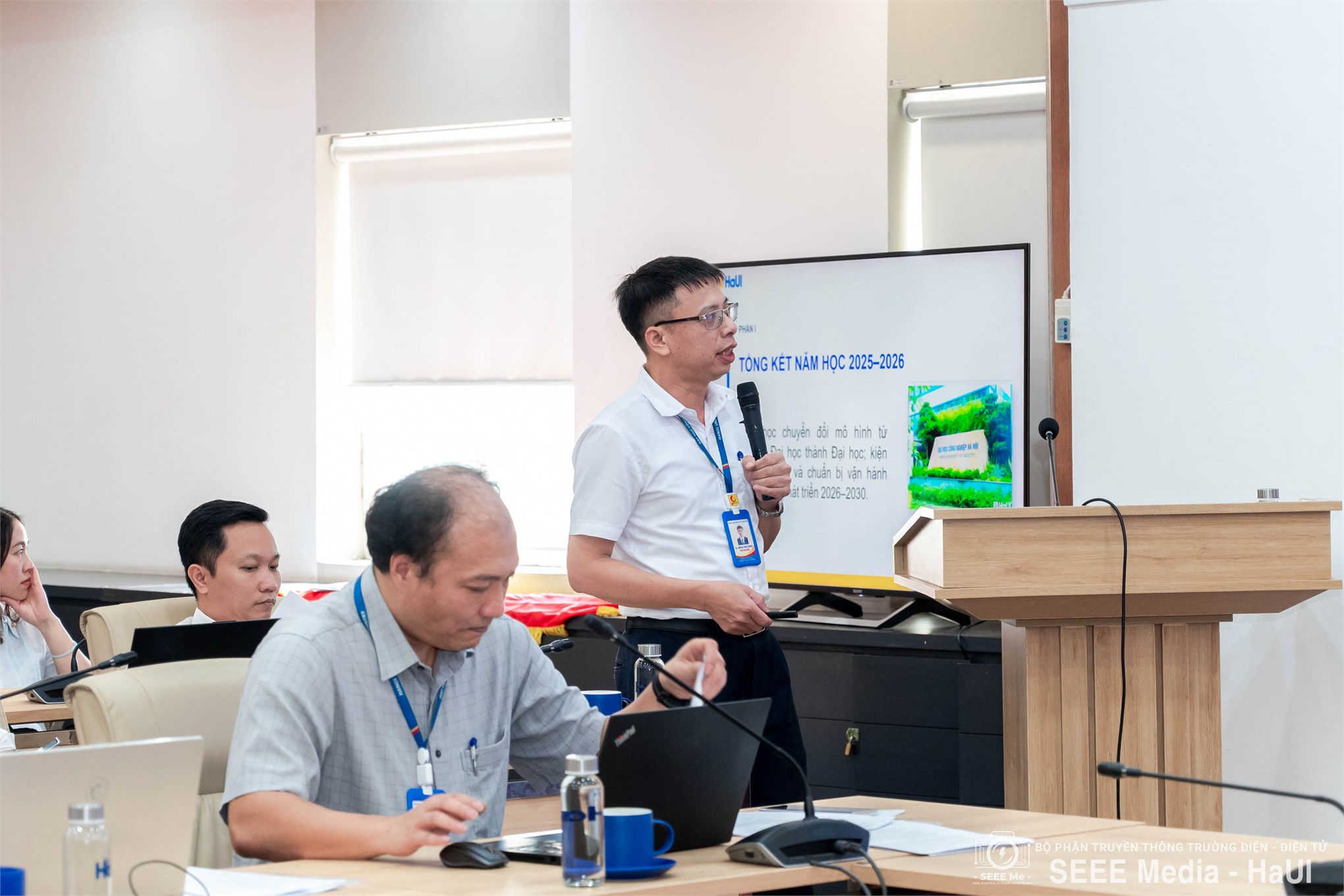 Trường Điện - Điện tử tổ chức Hội nghị viên chức, người lao động tổng kết năm học 2025–2026 và triển khai nhiệm vụ năm học 2026–2027