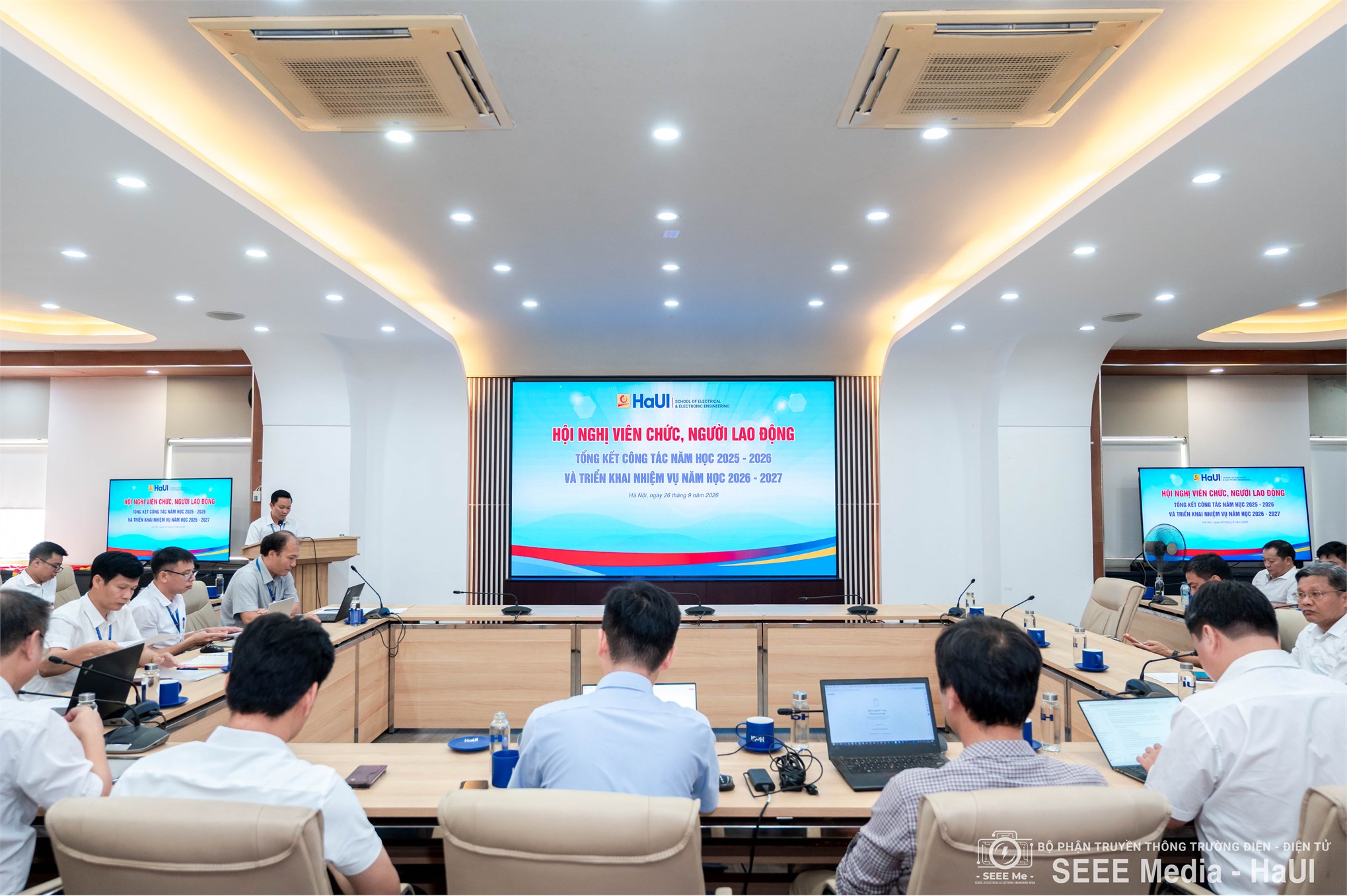 Trường Điện - Điện tử tổ chức Hội nghị viên chức, người lao động tổng kết năm học 2025–2026 và triển khai nhiệm vụ năm học 2026–2027