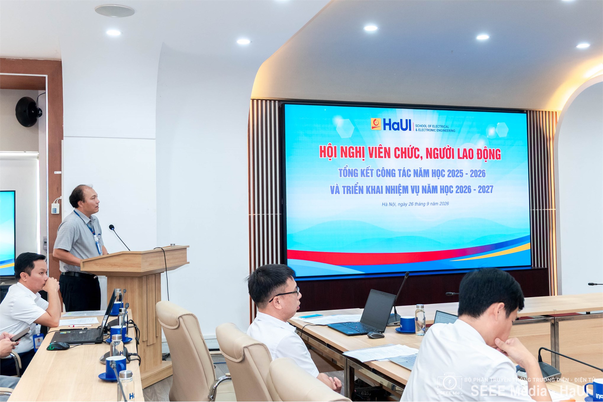 Trường Điện - Điện tử tổ chức Hội nghị viên chức, người lao động tổng kết năm học 2025–2026 và triển khai nhiệm vụ năm học 2026–2027