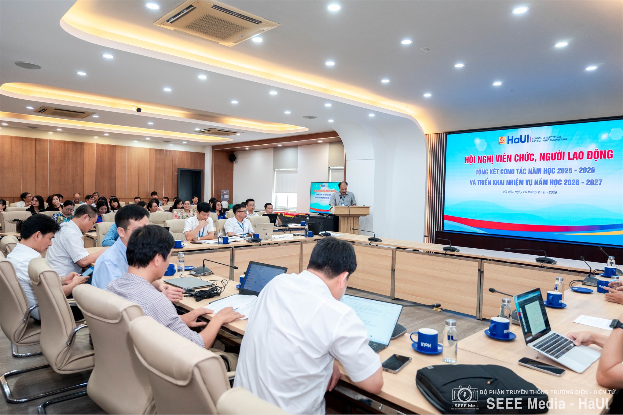 Trường Điện - Điện tử tổ chức Hội nghị viên chức, người lao động tổng kết năm học 2025–2026 và triển khai nhiệm vụ năm học 2026–2027