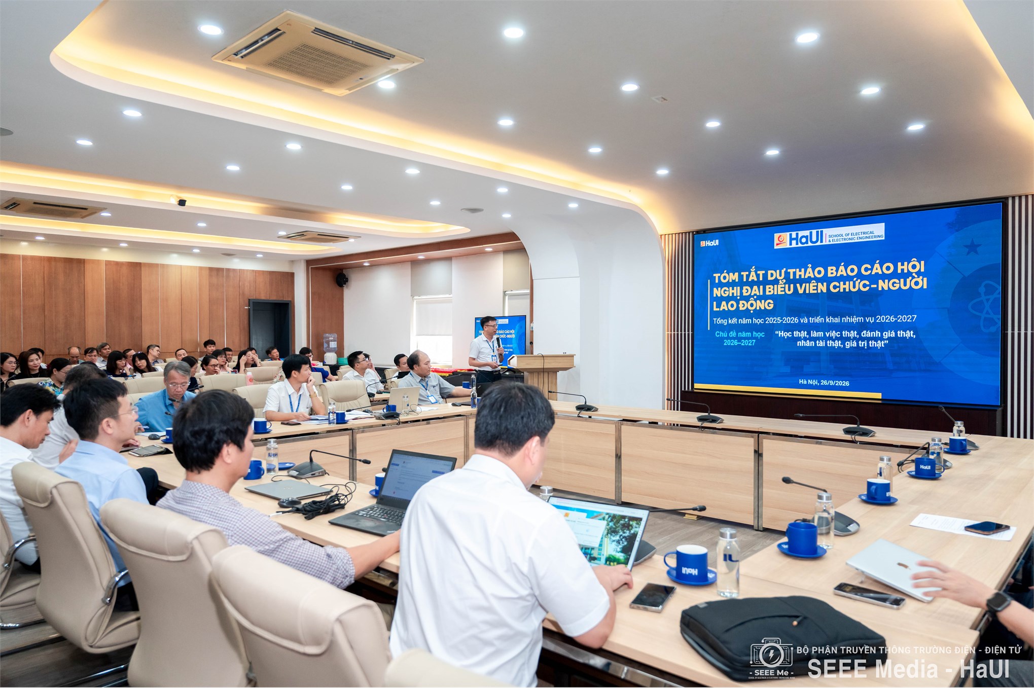 Trường Điện - Điện tử tổ chức Hội nghị viên chức, người lao động tổng kết năm học 2025–2026 và triển khai nhiệm vụ năm học 2026–2027