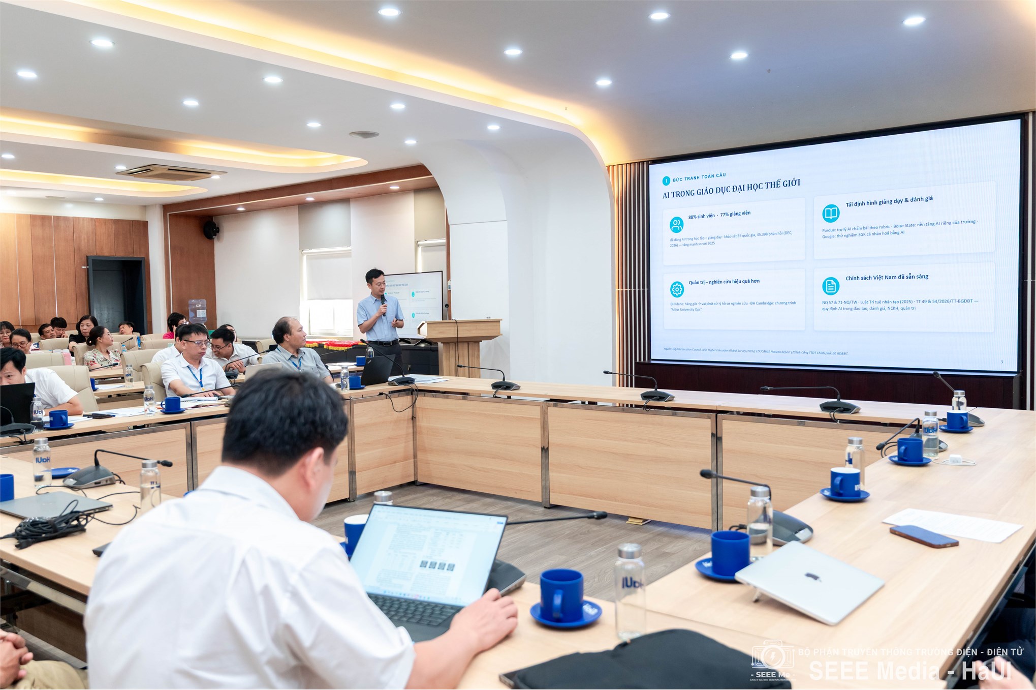 Trường Điện - Điện tử tổ chức Hội nghị viên chức, người lao động tổng kết năm học 2025–2026 và triển khai nhiệm vụ năm học 2026–2027