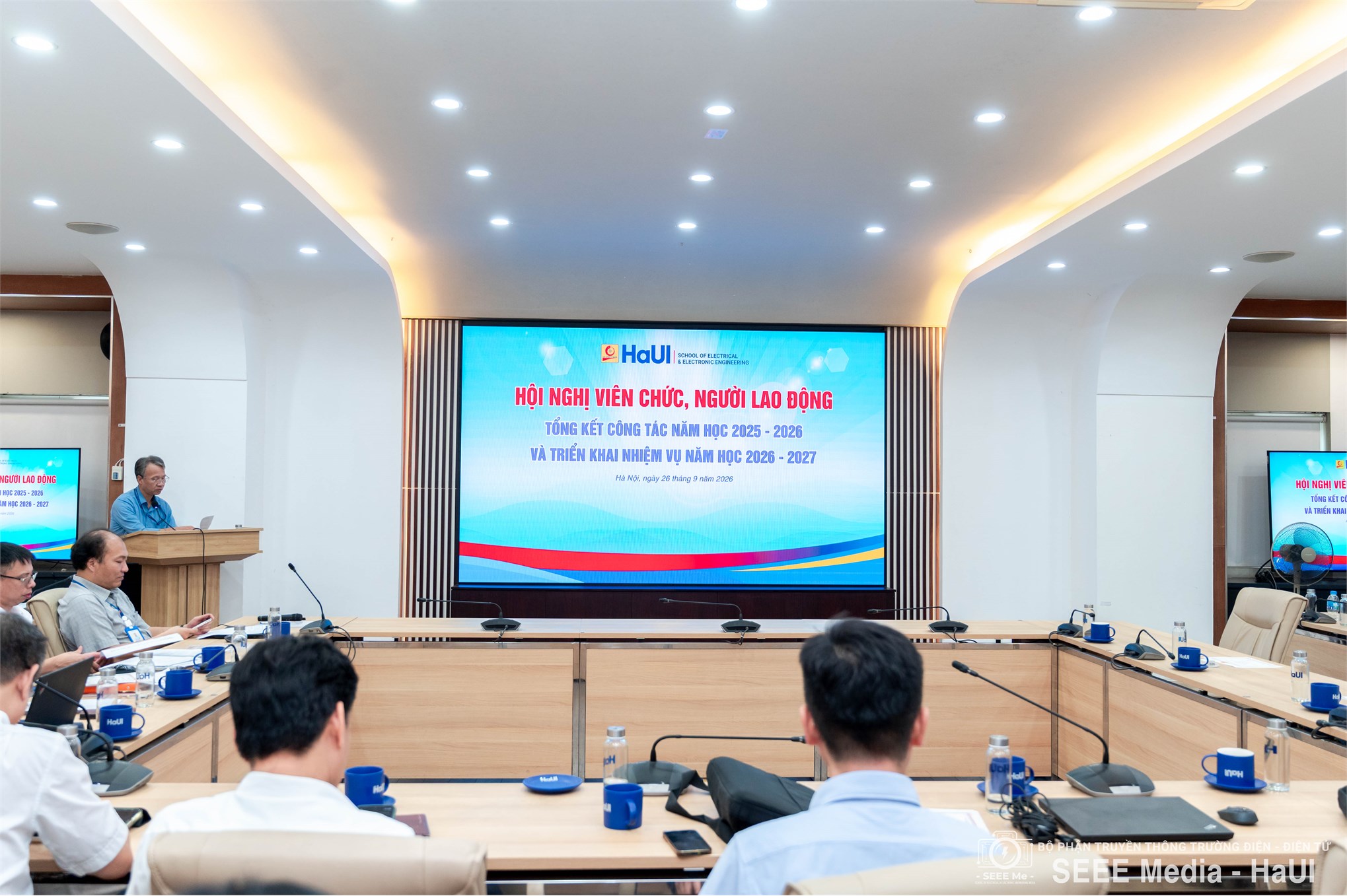 Trường Điện - Điện tử tổ chức Hội nghị viên chức, người lao động tổng kết năm học 2025–2026 và triển khai nhiệm vụ năm học 2026–2027