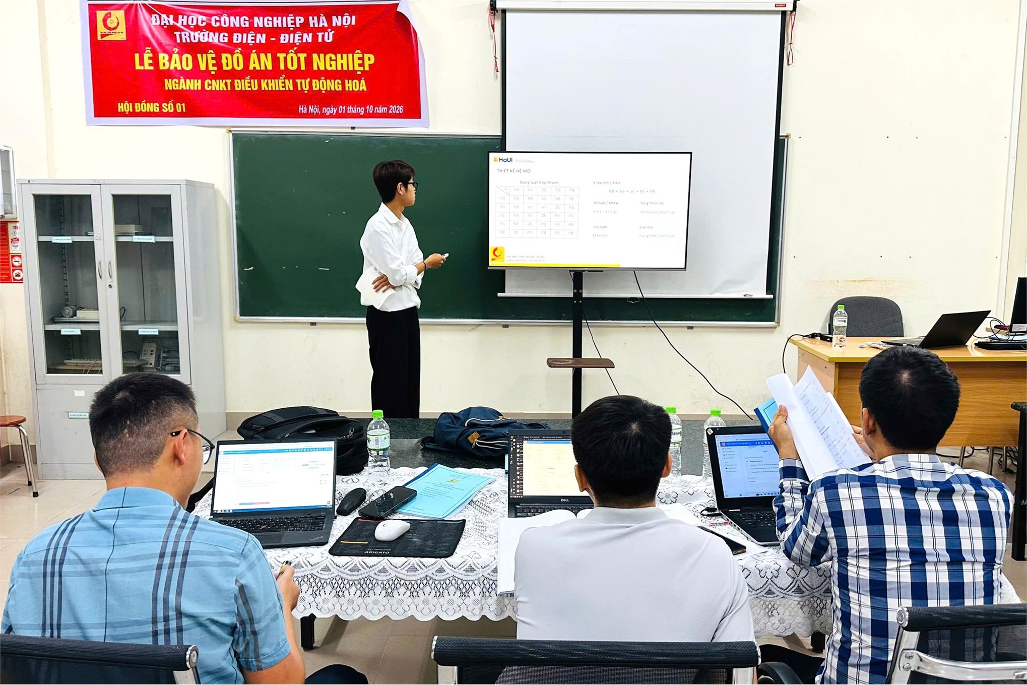 “Chạm đích” hành trình đại học – sôi nổi mùa bảo vệ Đồ án tốt nghiệp học kỳ phụ 2 năm học 2025–2026