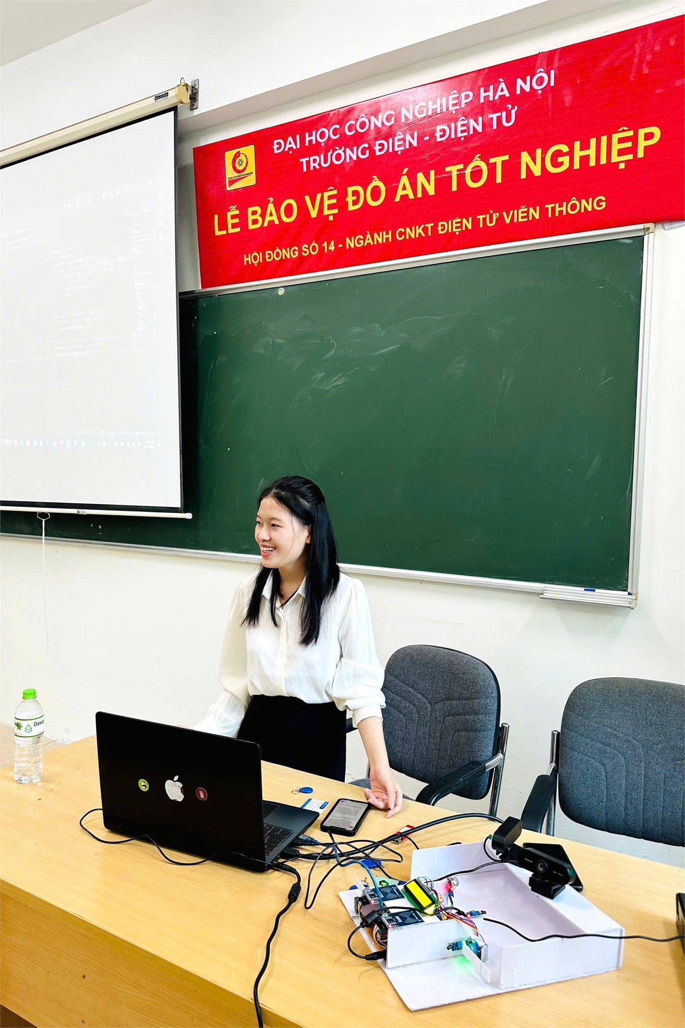 “Chạm đích” hành trình đại học – sôi nổi mùa bảo vệ Đồ án tốt nghiệp học kỳ phụ 2 năm học 2025–2026