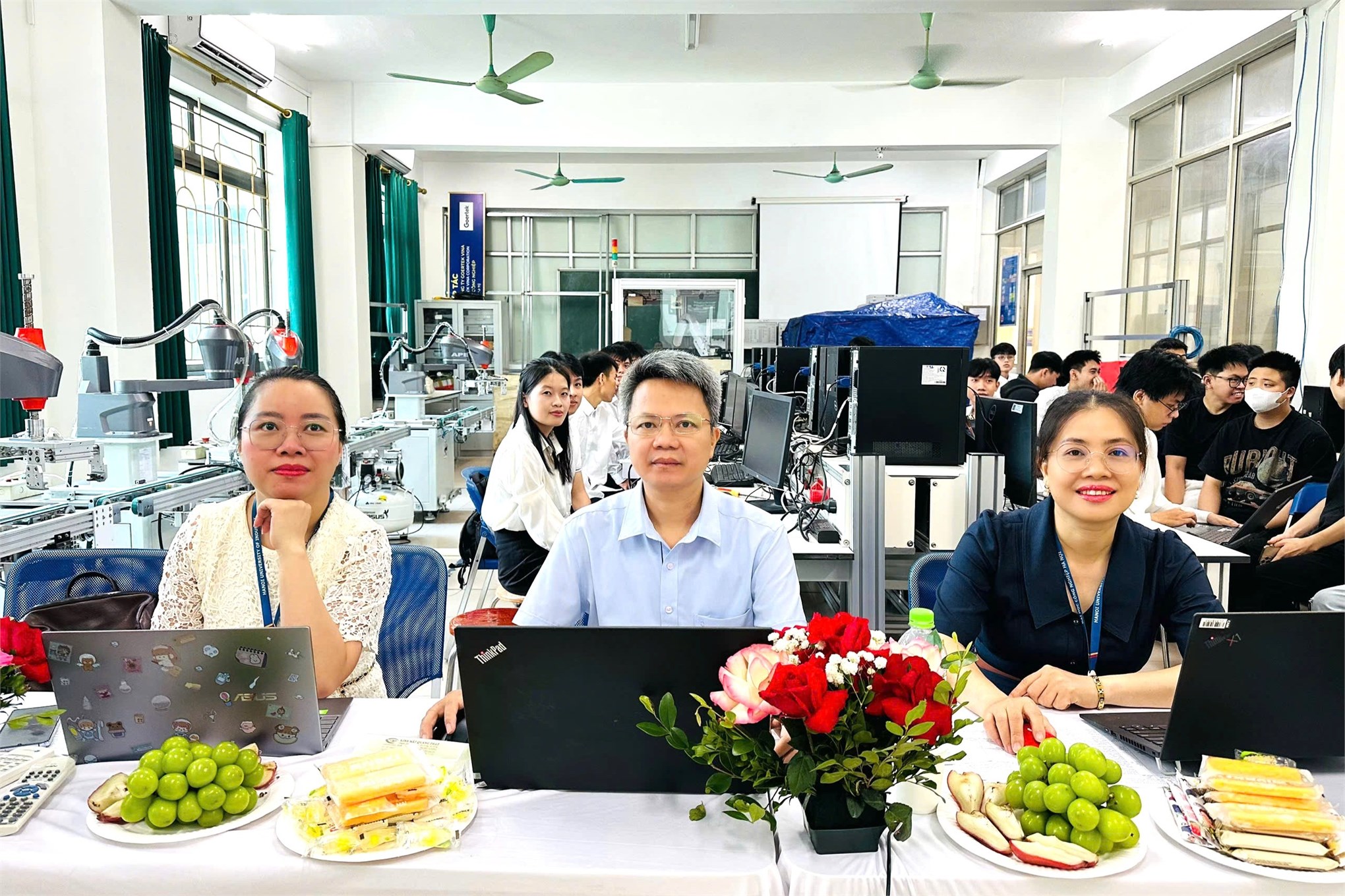 “Chạm đích” hành trình đại học – sôi nổi mùa bảo vệ Đồ án tốt nghiệp học kỳ phụ 2 năm học 2025–2026