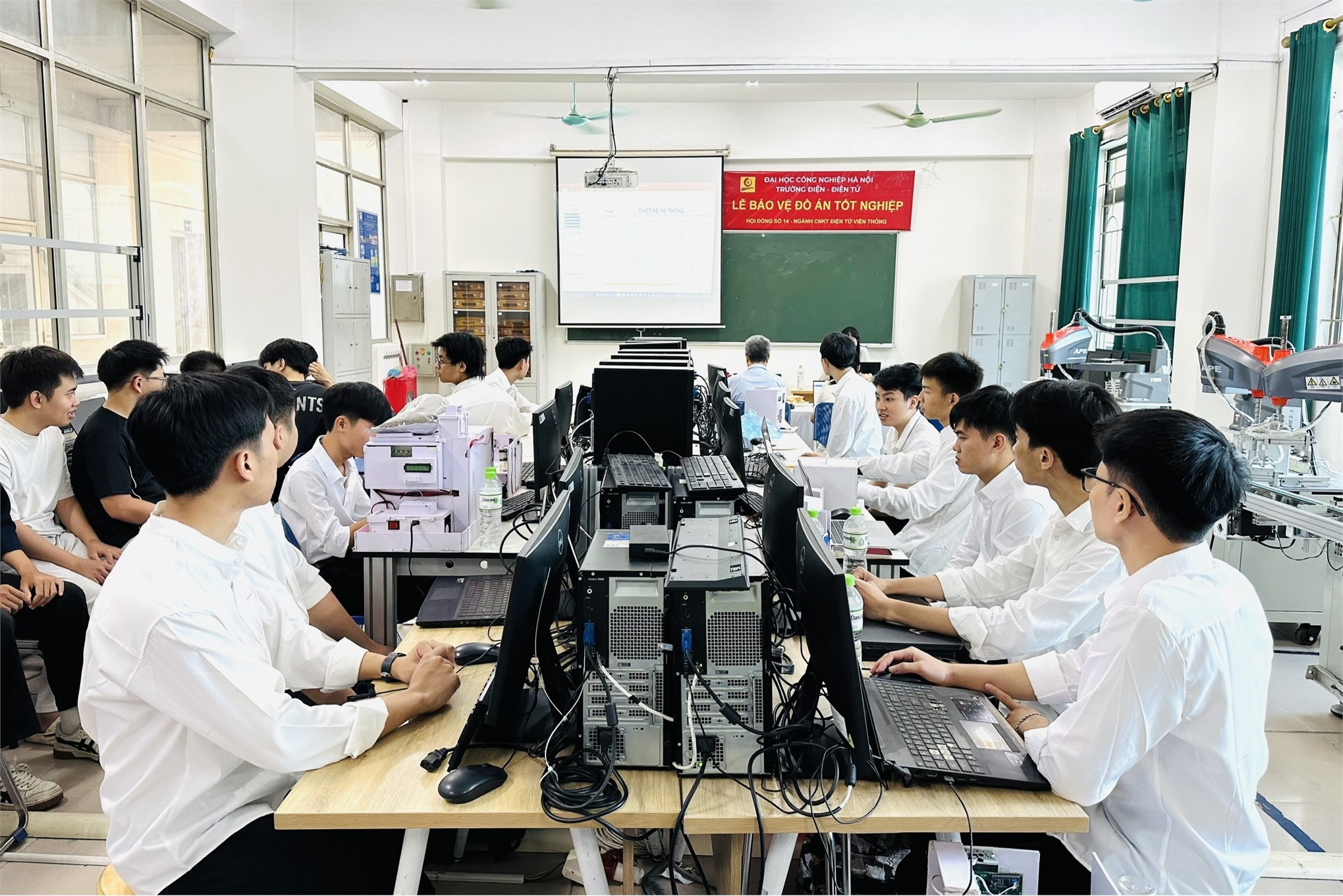 “Chạm đích” hành trình đại học – sôi nổi mùa bảo vệ Đồ án tốt nghiệp học kỳ phụ 2 năm học 2025–2026