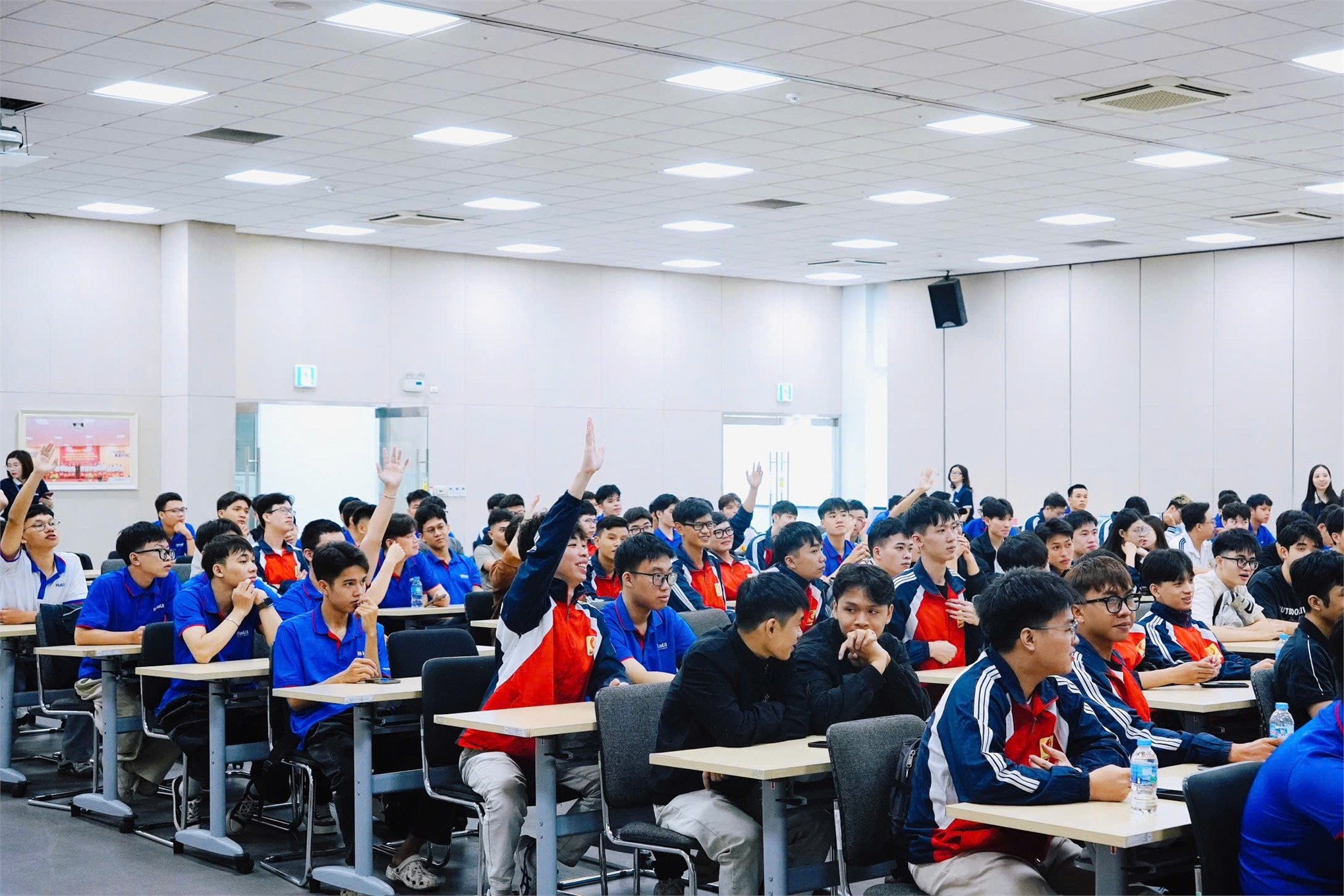 Sinh viên Trường Điện - Điện tử trải nghiệm thực tế tại Hyundai Kefico Việt Nam