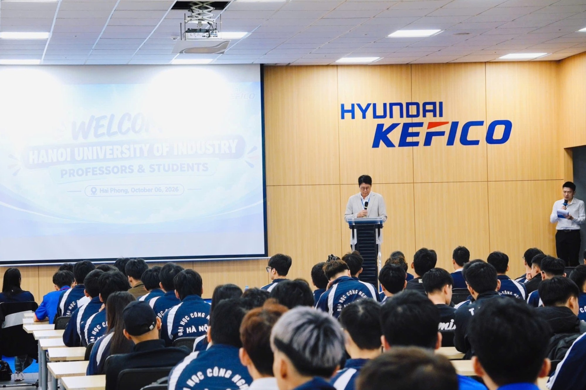Sinh viên Trường Điện - Điện tử trải nghiệm thực tế tại Hyundai Kefico Việt Nam