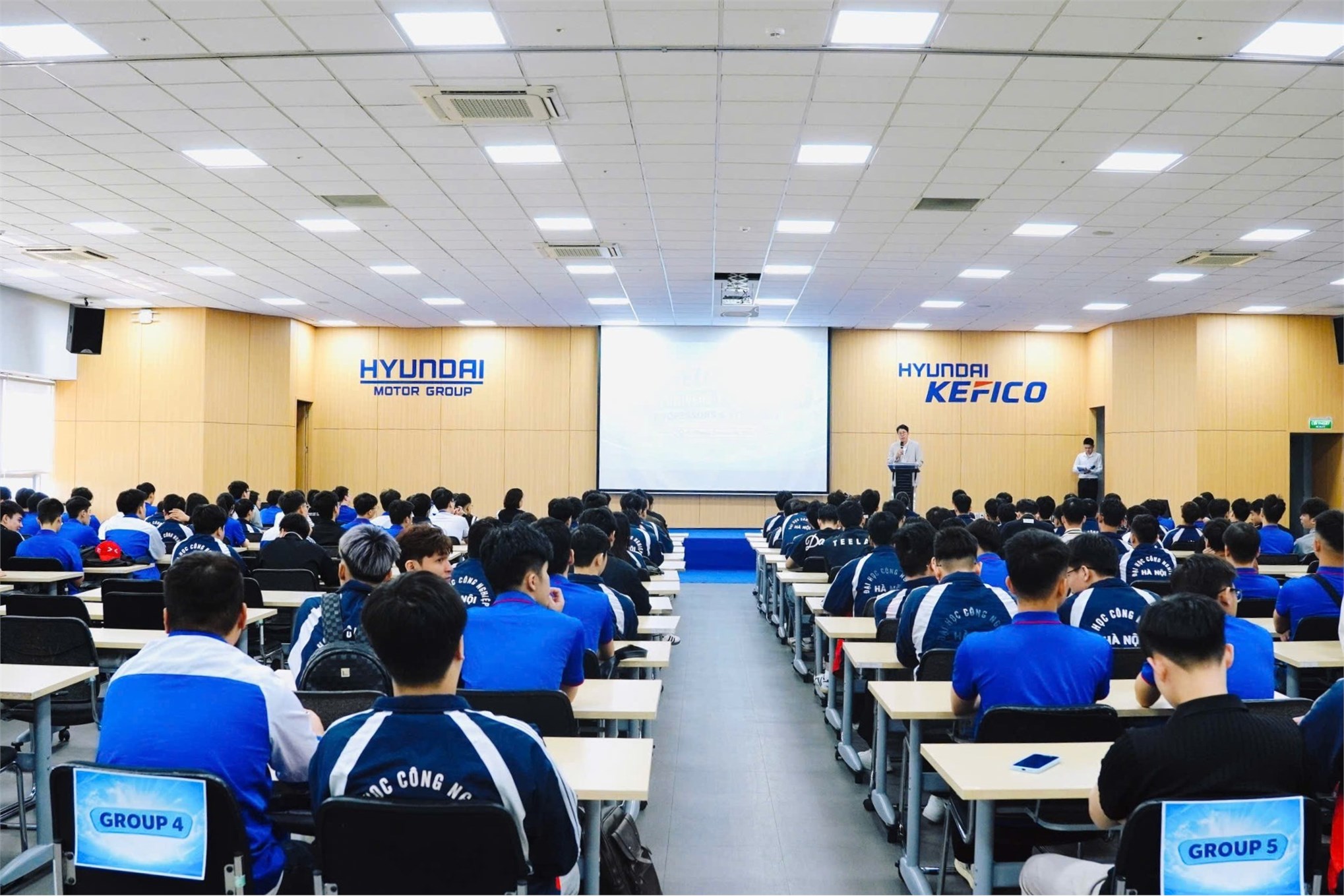 Sinh viên Trường Điện - Điện tử trải nghiệm thực tế tại Hyundai Kefico Việt Nam