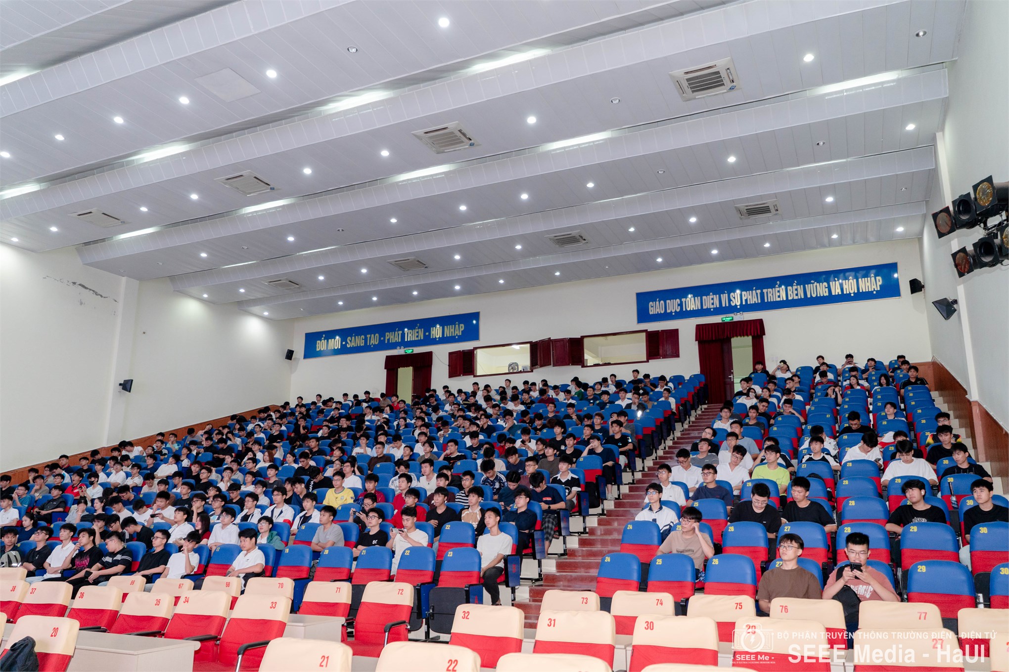 Trường Điện - Điện tử tổ chức Hội nghị sinh viên với khoa học công nghệ, đổi mới sáng tạo và khởi nghiệp