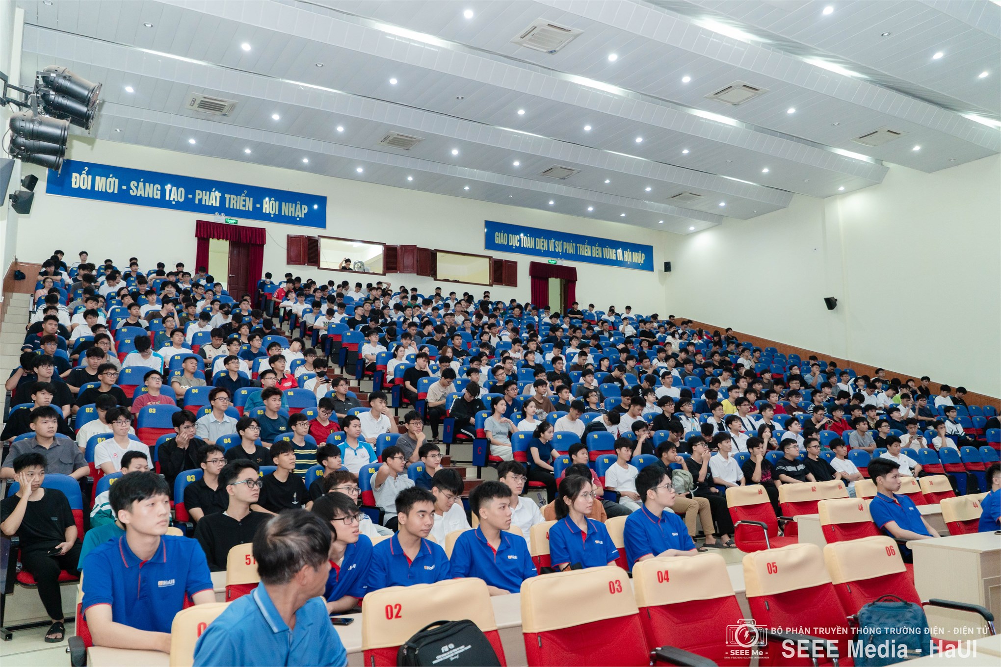 Trường Điện - Điện tử chào đón gần 2000 tân sinh viên K21 – Khởi đầu hành trình mới rực rỡ