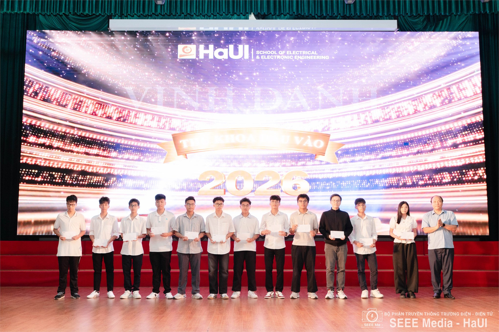 Trường Điện - Điện tử chào đón gần 2000 tân sinh viên K21 – Khởi đầu hành trình mới rực rỡ