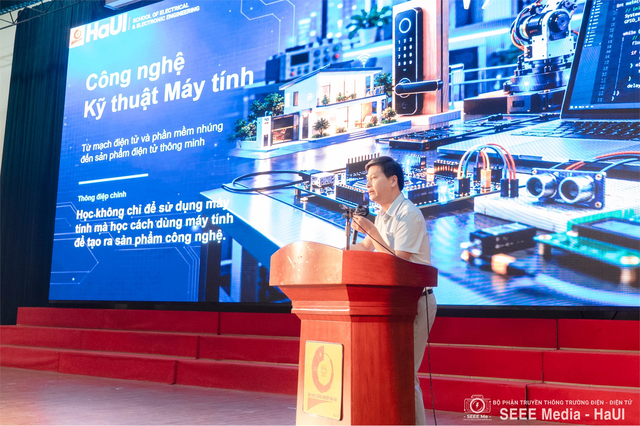 Trường Điện - Điện tử chào đón gần 2000 tân sinh viên K21 – Khởi đầu hành trình mới rực rỡ