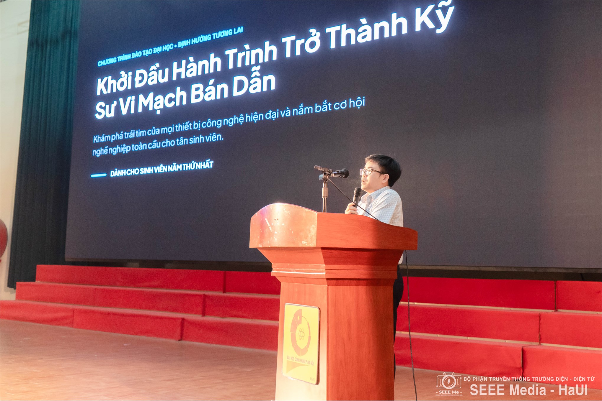 Trường Điện - Điện tử chào đón gần 2000 tân sinh viên K21 – Khởi đầu hành trình mới rực rỡ