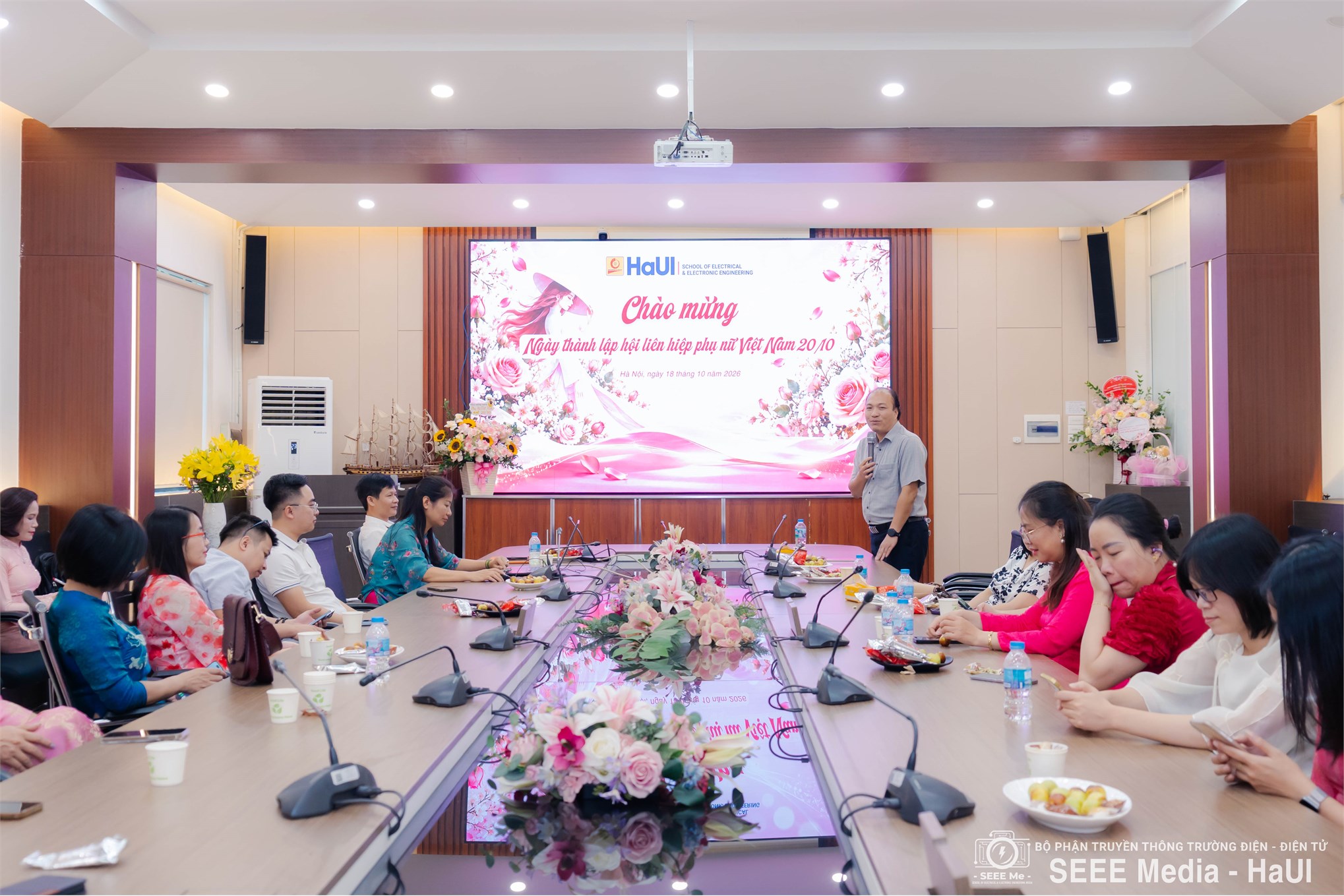 Công đoàn Trường Điện - Điện tử gặp mặt, tọa đàm chào mừng kỷ niệm 96 năm Ngày thành lập Hội Liên hiệp Phụ nữ Việt Nam