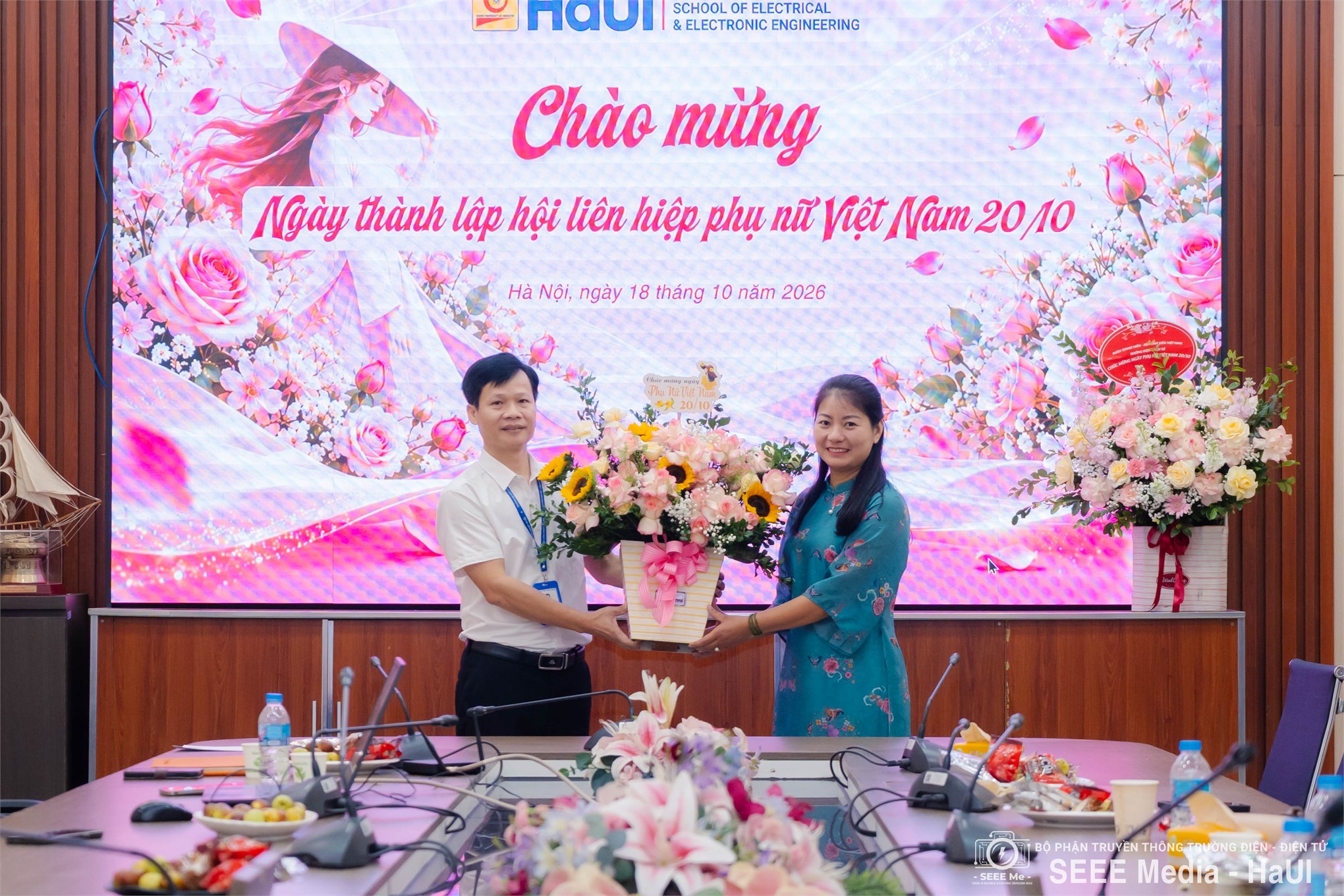 Công đoàn Trường Điện - Điện tử gặp mặt, tọa đàm chào mừng kỷ niệm 96 năm Ngày thành lập Hội Liên hiệp Phụ nữ Việt Nam