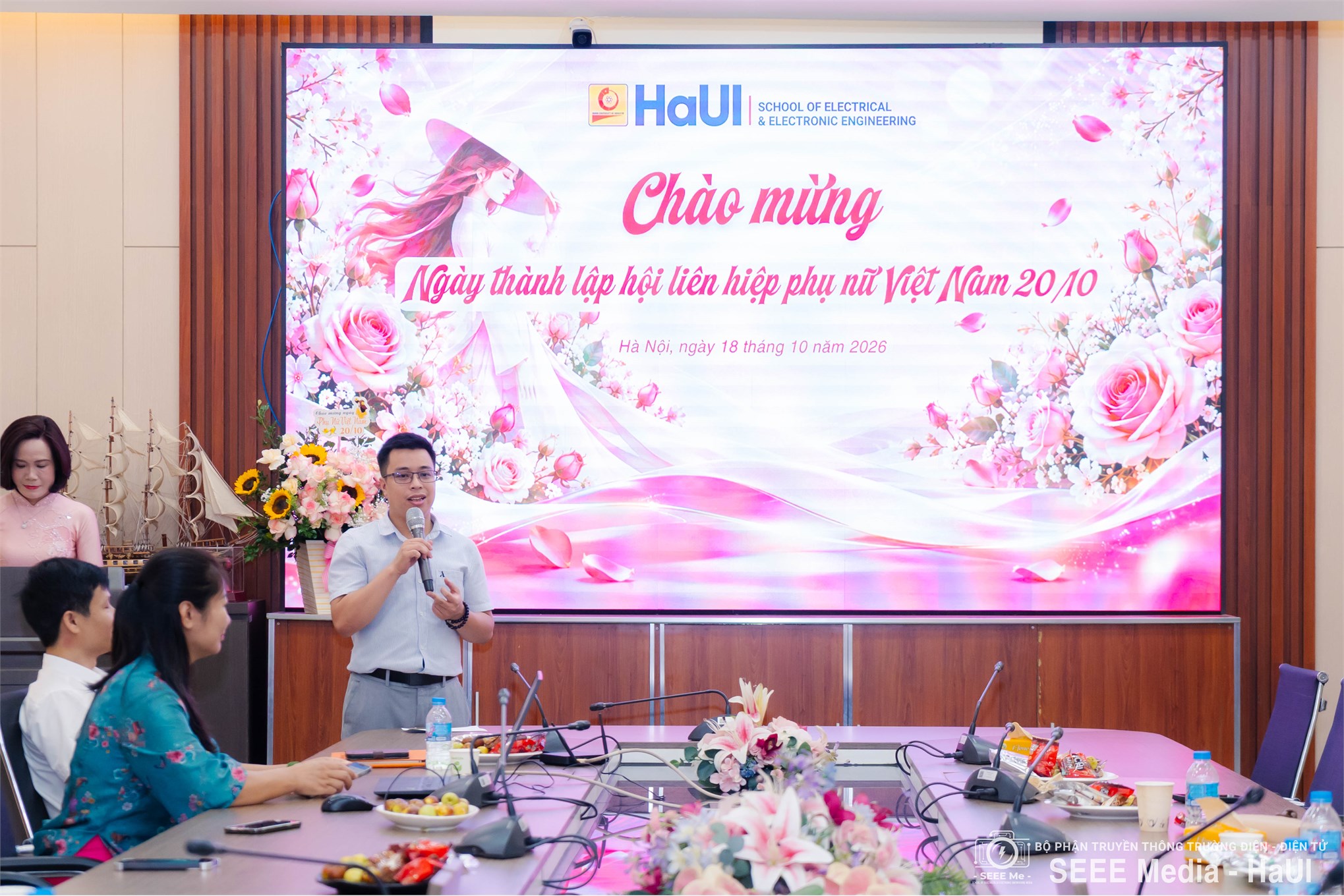 Công đoàn Trường Điện - Điện tử gặp mặt, tọa đàm chào mừng kỷ niệm 96 năm Ngày thành lập Hội Liên hiệp Phụ nữ Việt Nam
