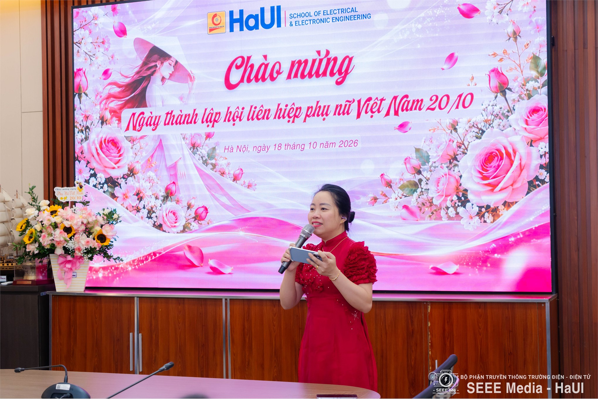 Công đoàn Trường Điện - Điện tử gặp mặt, tọa đàm chào mừng kỷ niệm 96 năm Ngày thành lập Hội Liên hiệp Phụ nữ Việt Nam