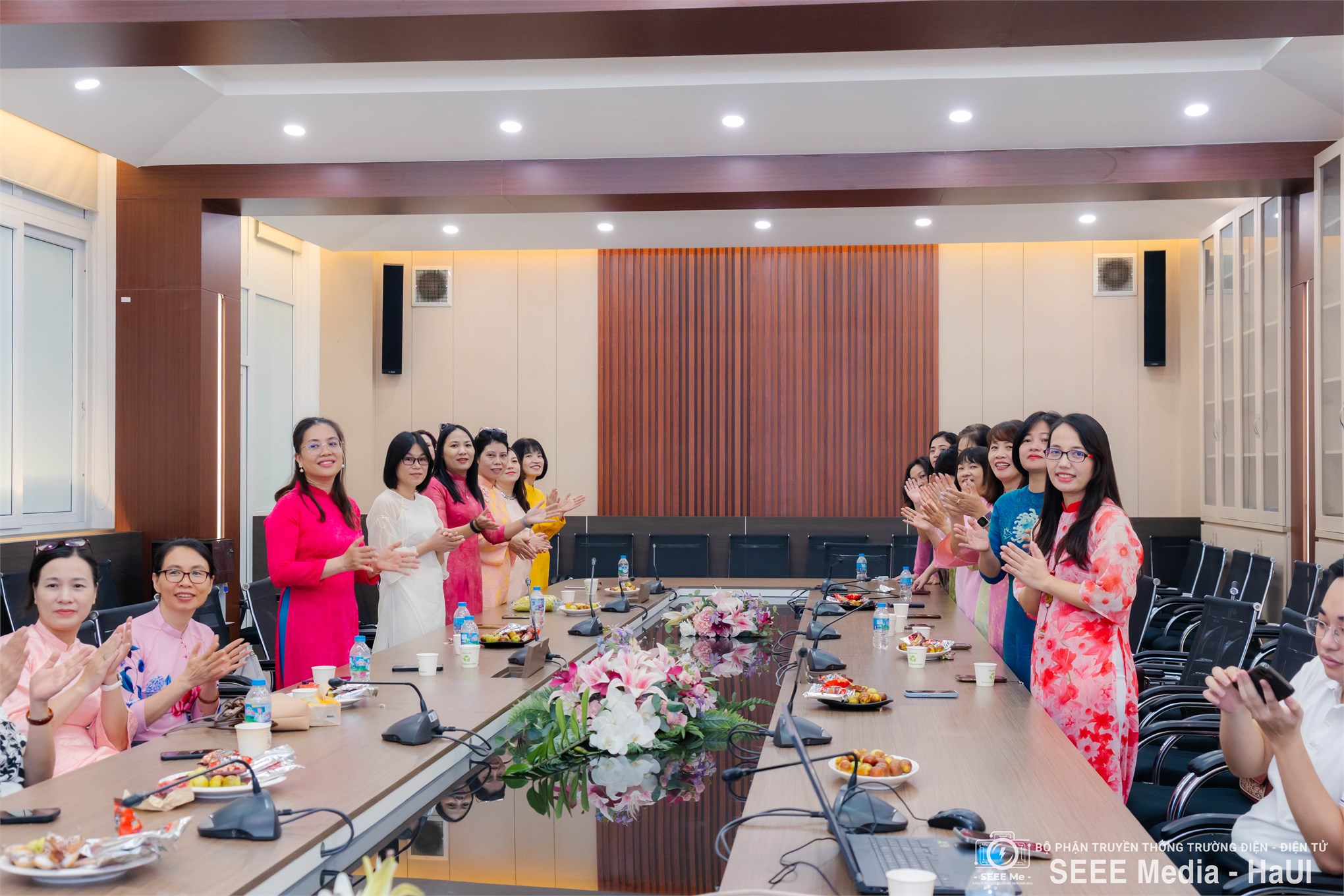 Công đoàn Trường Điện - Điện tử gặp mặt, tọa đàm chào mừng kỷ niệm 96 năm Ngày thành lập Hội Liên hiệp Phụ nữ Việt Nam