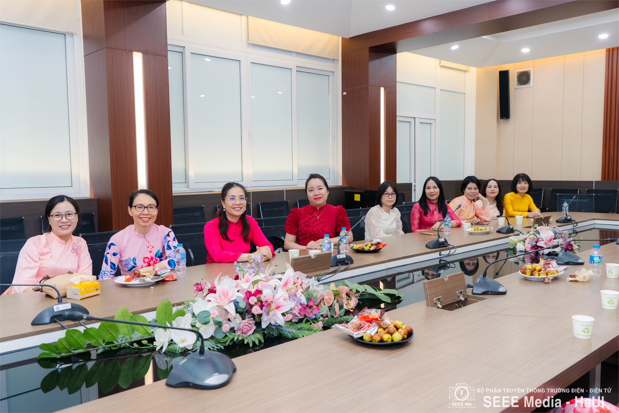 Công đoàn Trường Điện - Điện tử gặp mặt, tọa đàm chào mừng kỷ niệm 96 năm Ngày thành lập Hội Liên hiệp Phụ nữ Việt Nam